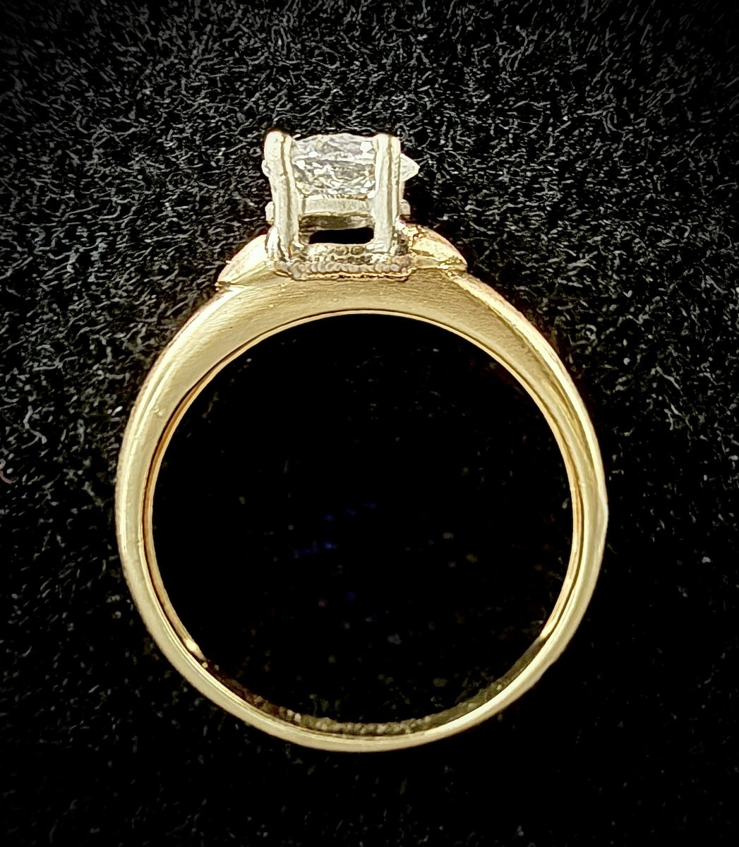 Ring In 18 Carat Yellow Gold Set With A 0.50 Carat Oval-cut Diamond-photo-1