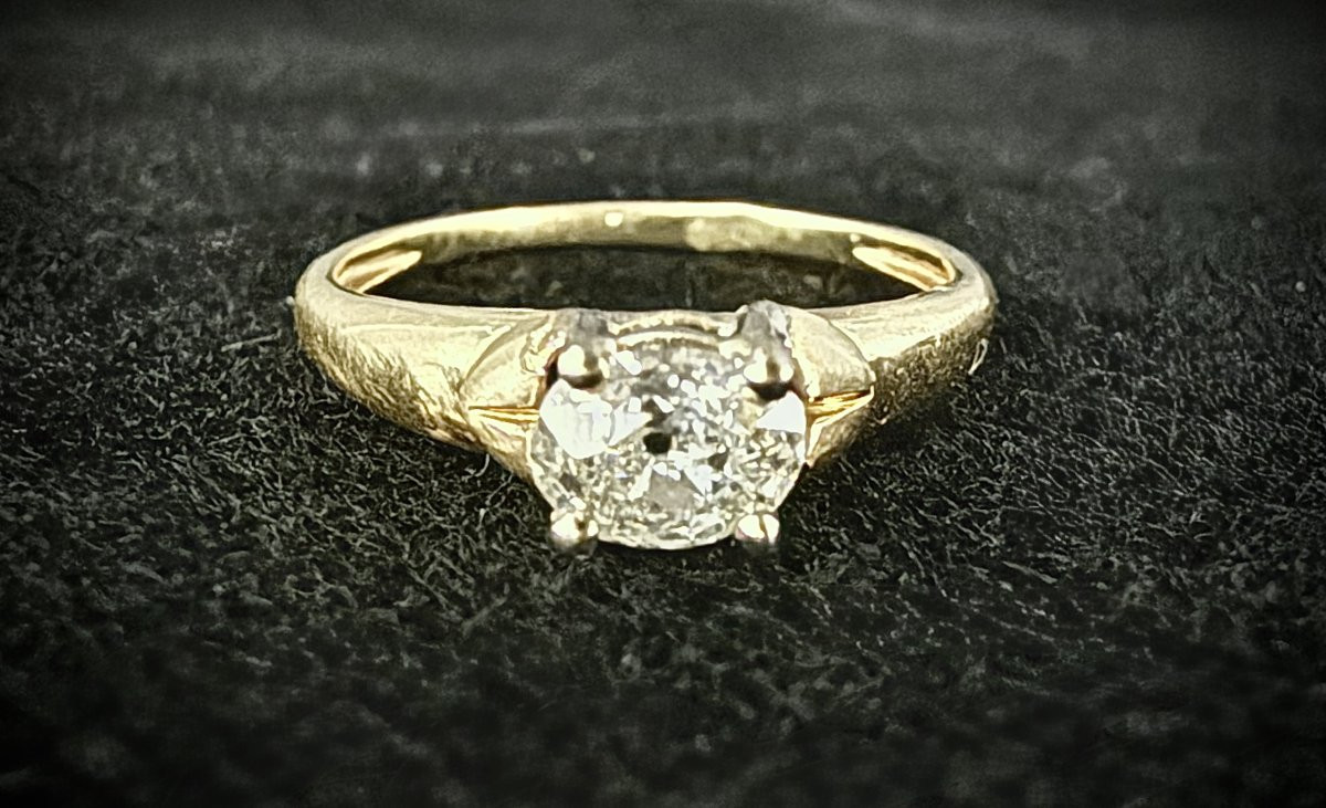 Ring In 18 Carat Yellow Gold Set With A 0.50 Carat Oval-cut Diamond-photo-2