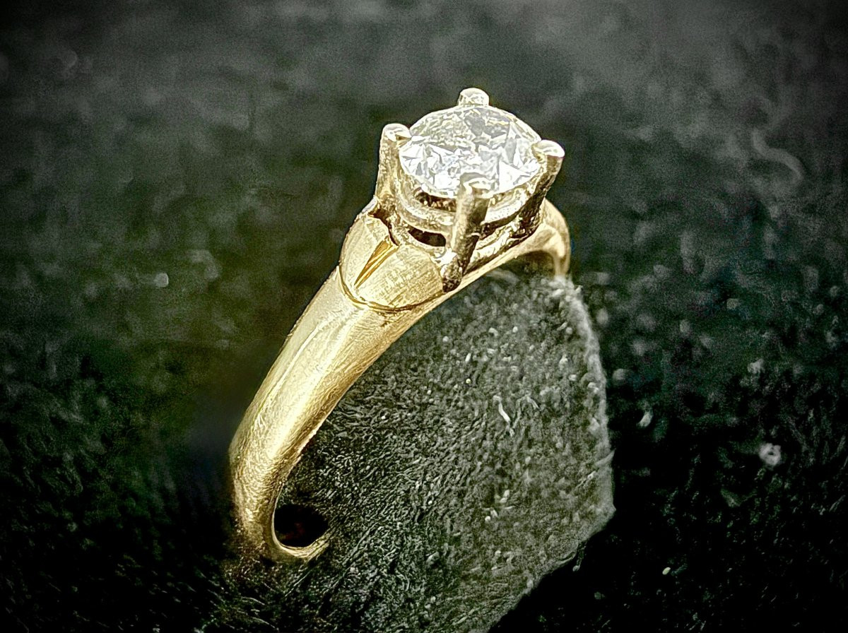 Ring In 18 Carat Yellow Gold Set With A 0.50 Carat Oval-cut Diamond-photo-4