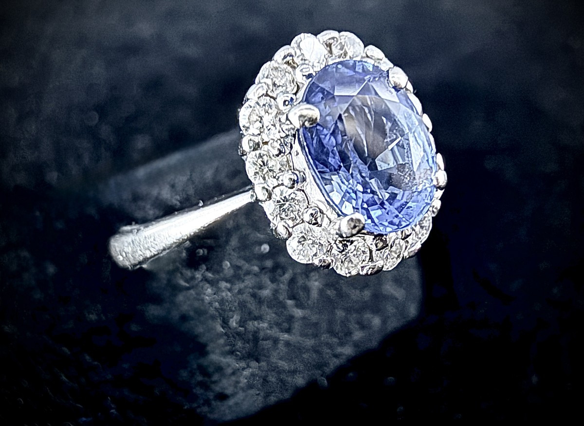 Bague marguerite or 18K avec 1,10ct de saphir et 0,25 ct de diamants. Pierre naturelle testée