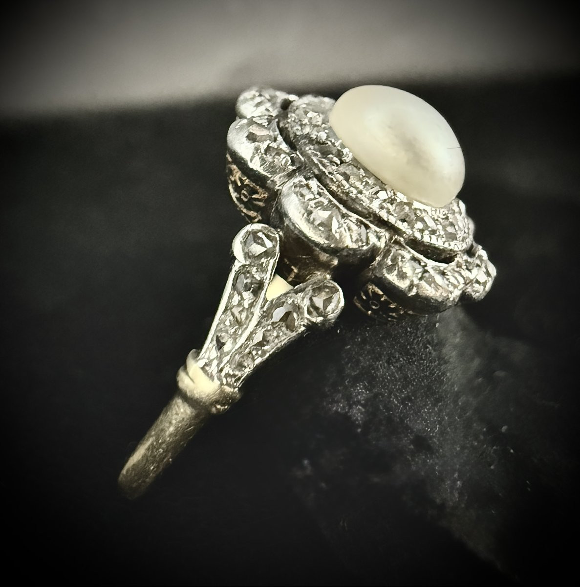 Bague Art Nouveau en or 18K – motif floral, perle  & diamants taille rose – vers 1900-photo-3