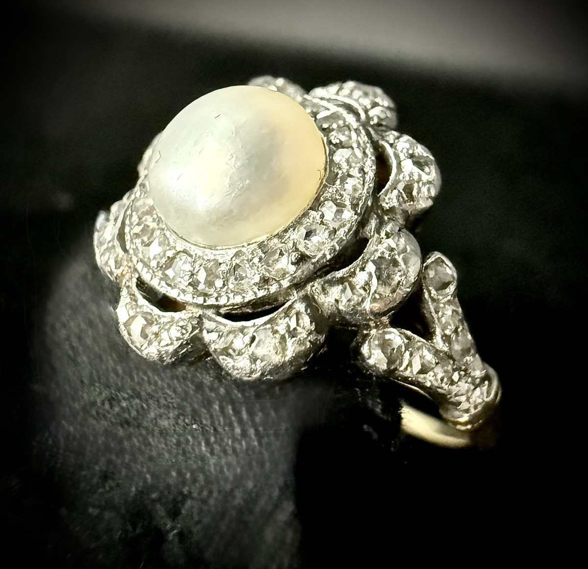 Bague Art Nouveau en or 18K – motif floral, perle  & diamants taille rose – vers 1900