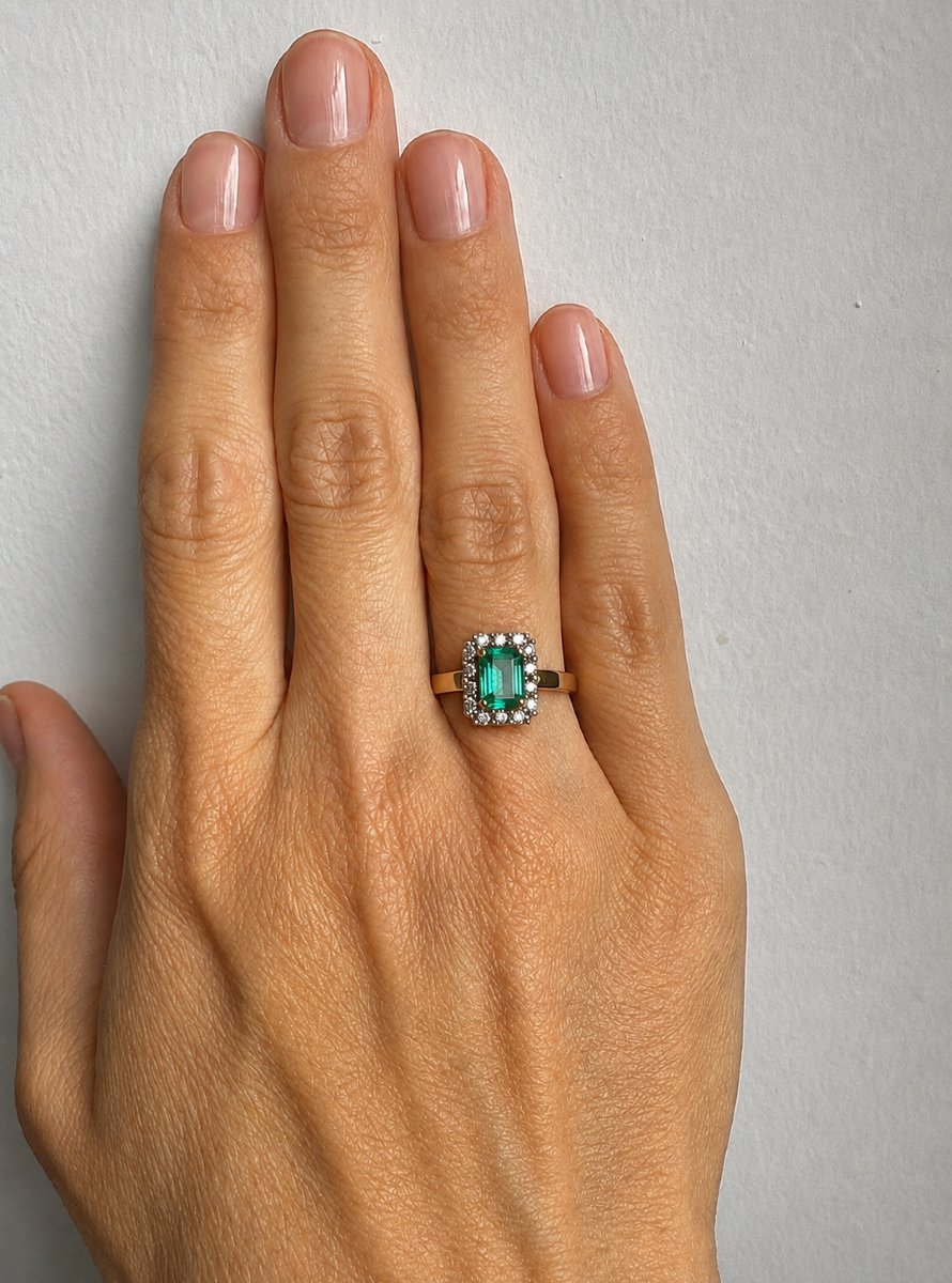 Vintage 1980 Ring In 18k Yellow Gold Set With A 1 Ct Natural Emerald And 0.42 Ct Diamonds-photo-2