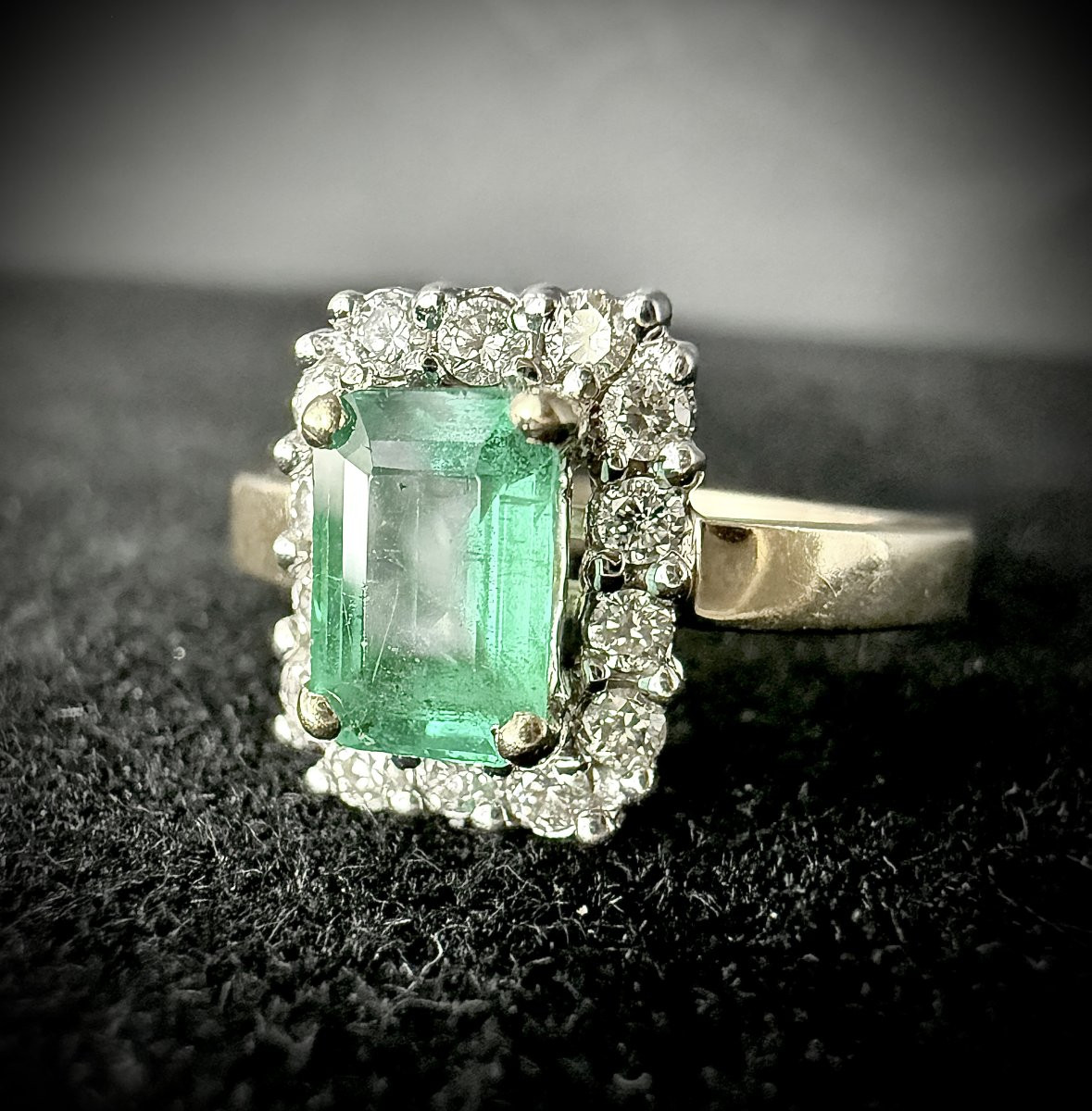 Bague 1970/80 en or 18K – Émeraude naturelle 1 ct & diamants 0,42 ct – élégance et intemporelle-photo-1
