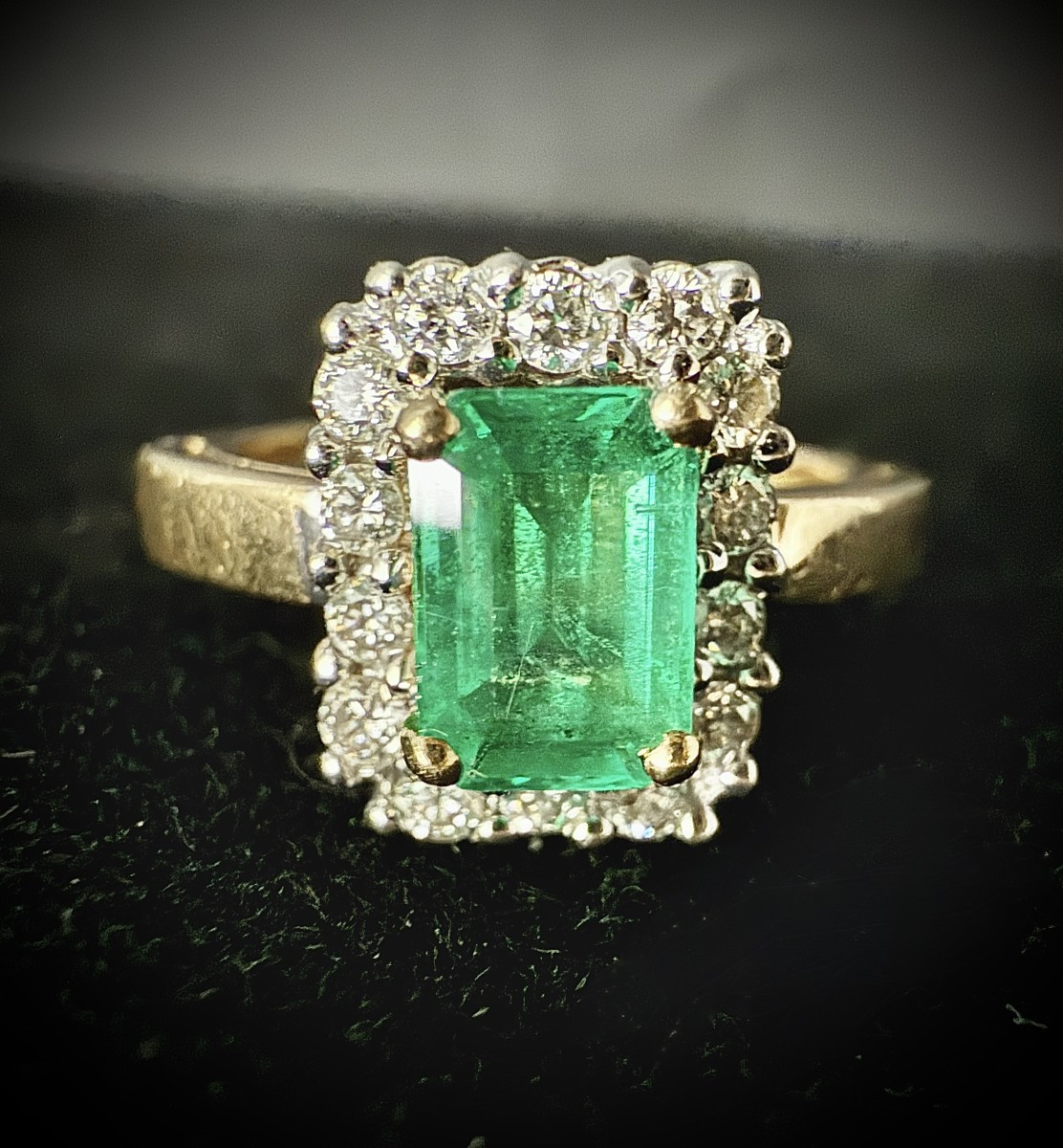 Bague 1970/80 en or 18K – Émeraude naturelle 1 ct & diamants 0,42 ct – élégance et intemporelle