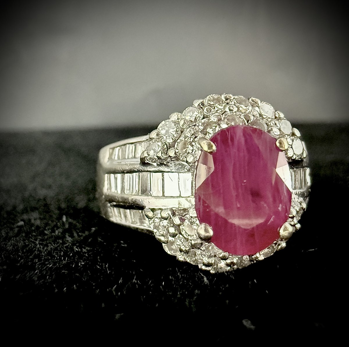 Bague or 18K - rubis env 2 ct + double entourages diamants et diamants baguettes sur l'anneau-photo-1