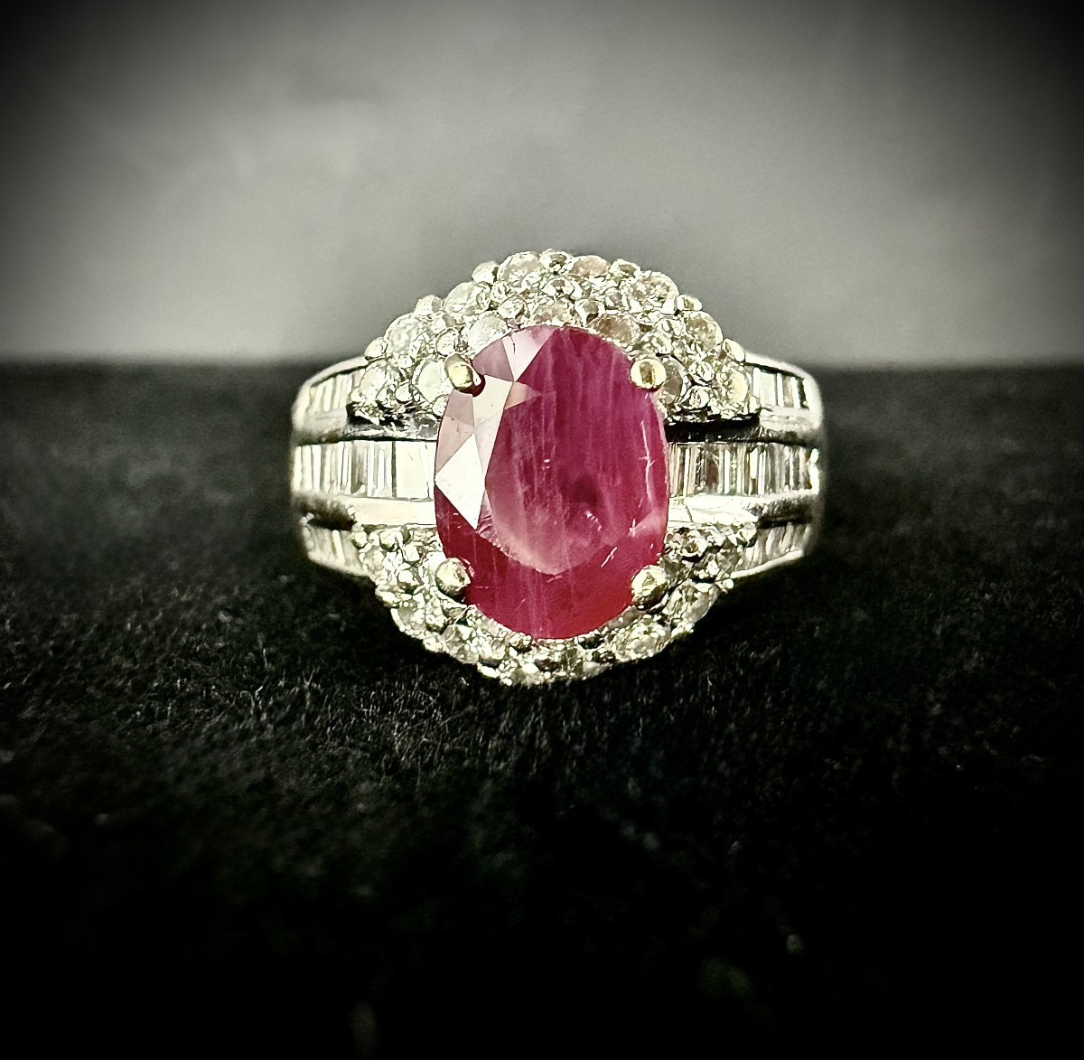 Bague or 18K - rubis env 2 ct + double entourages diamants et diamants baguettes sur l'anneau