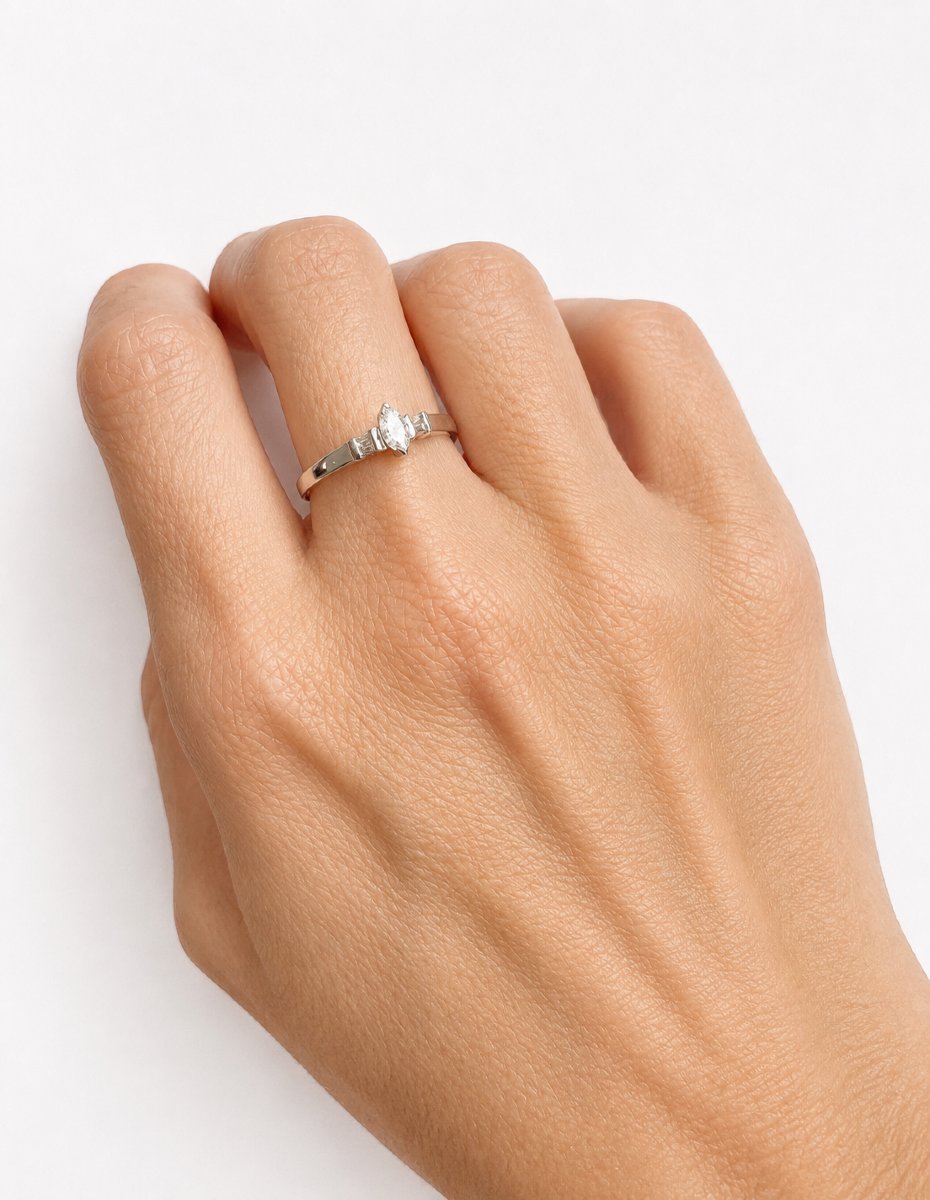 Bague marquise - or 18K – diamant marquise & baguette – composition raffinée et moderne-photo-2