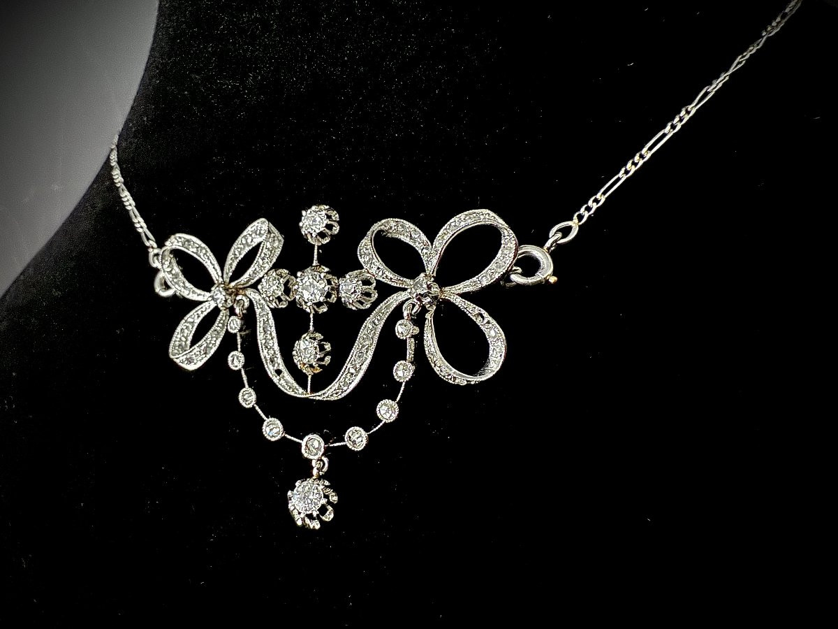 Pendentif et chaîne en platine, belle époque, noeuds de ruban et guirlandes, 1,40ct de diamants-photo-1