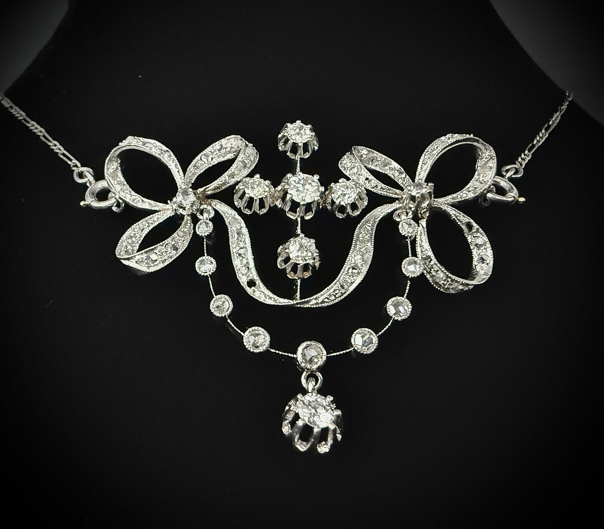 Pendentif et chaîne en platine, belle époque, noeuds de ruban et guirlandes, 1,40ct de diamants-photo-2