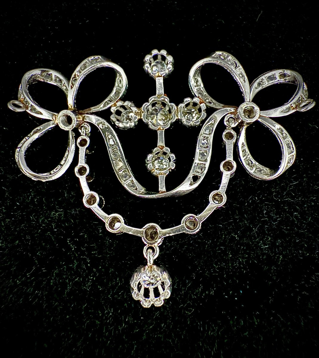 Pendentif et chaîne en platine, belle époque, noeuds de ruban et guirlandes, 1,40ct de diamants-photo-3