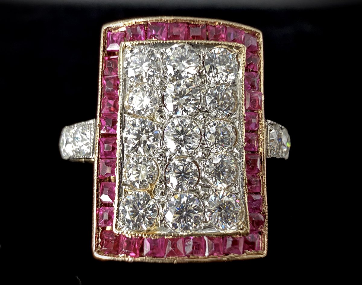 Bague rectangulaire de style Art Déco en or jaune 18k et 1,90 ct de diamants et rubis calibrés-photo-2