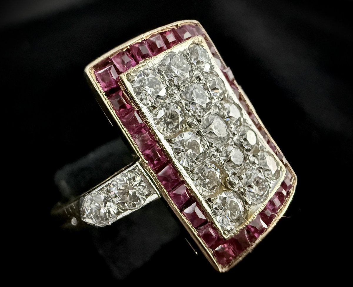 Bague rectangulaire de style Art Déco en or jaune 18k et 1,90 ct de diamants et rubis calibrés-photo-3
