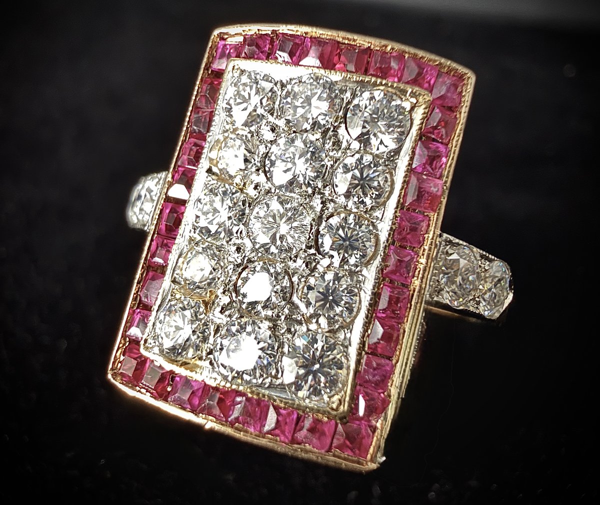 Bague rectangulaire de style Art Déco en or jaune 18k et 1,90 ct de diamants et rubis calibrés-photo-1
