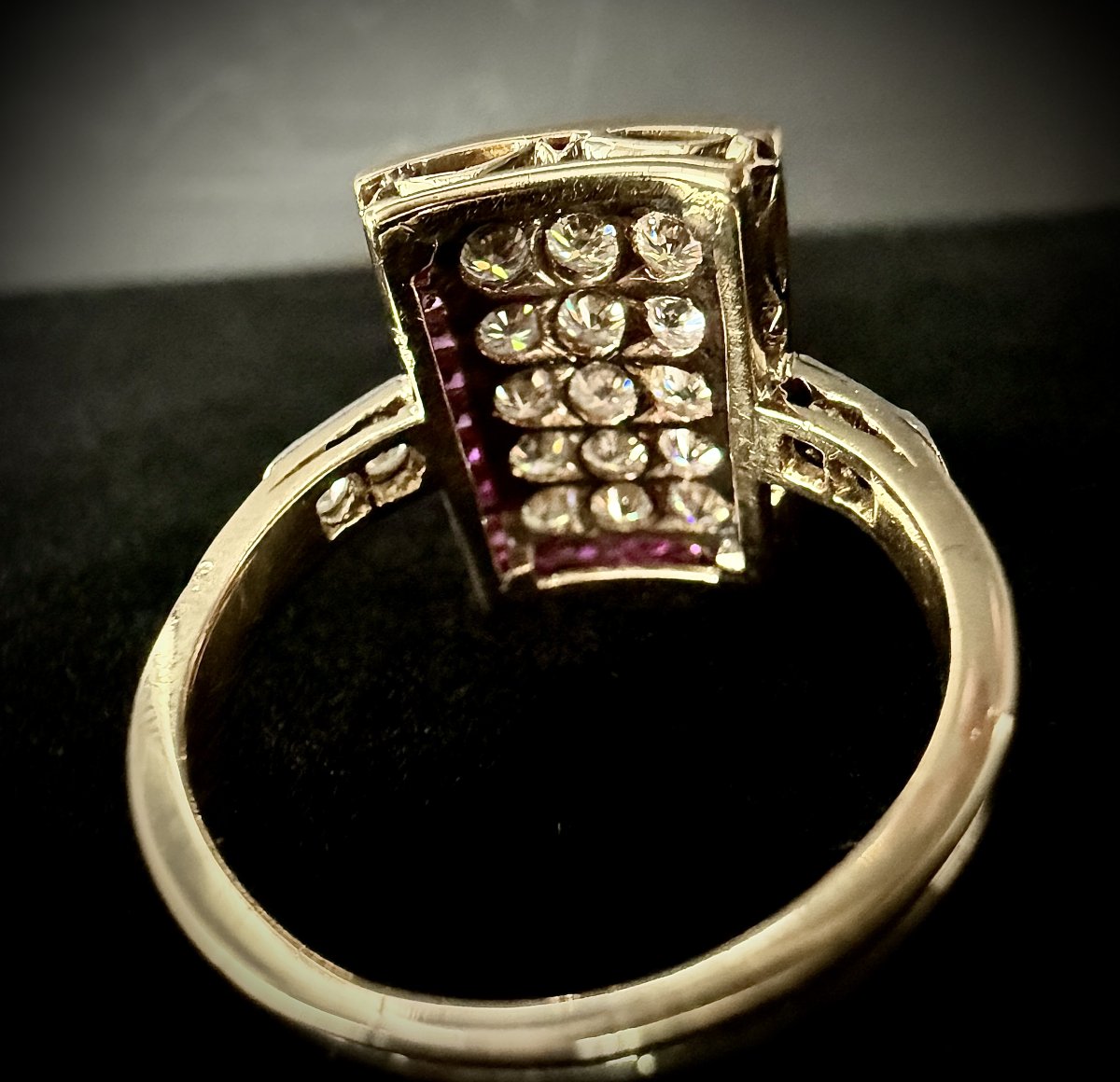 Bague rectangulaire de style Art Déco en or jaune 18k et 1,90 ct de diamants et rubis calibrés-photo-2