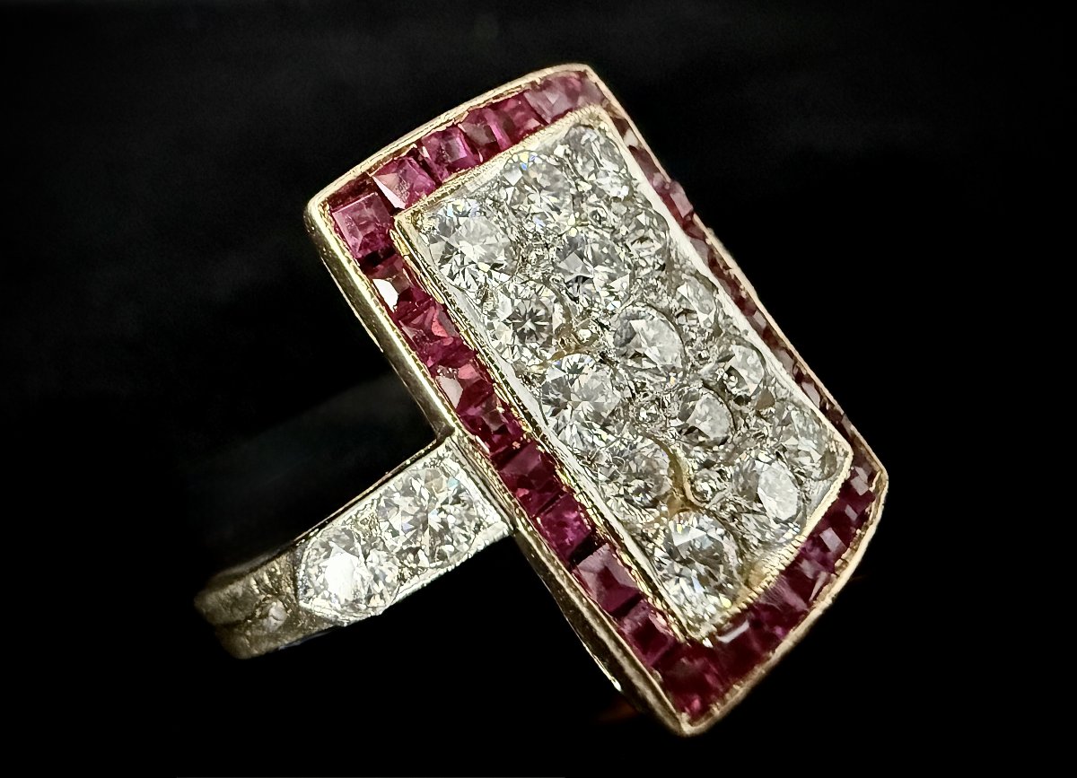 Bague rectangulaire de style Art Déco en or jaune 18k et 1,90 ct de diamants et rubis calibrés