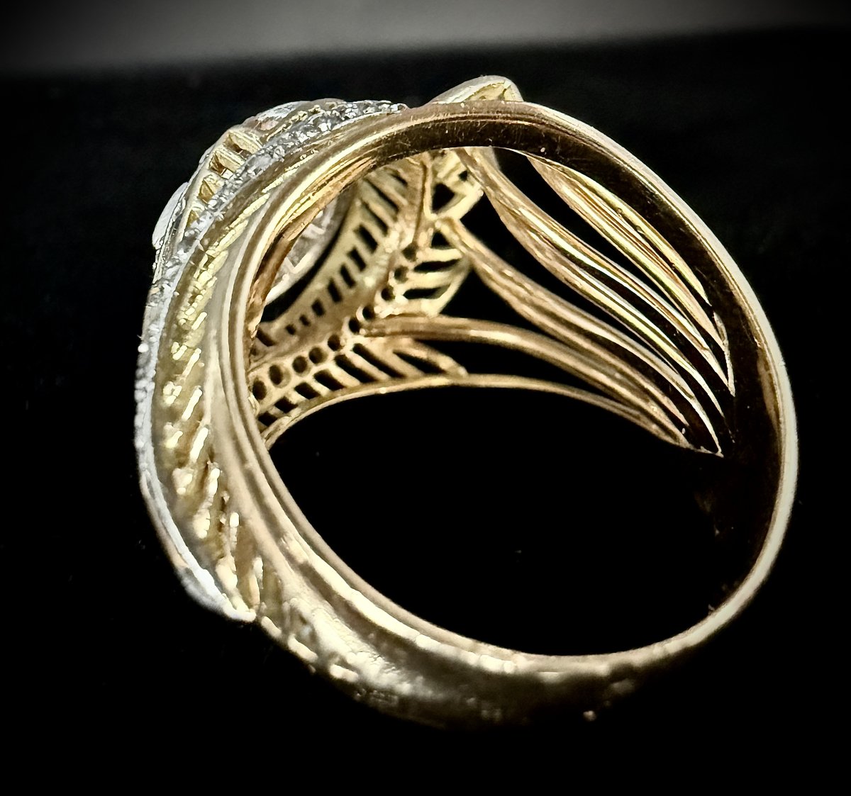 Stunning Vintage Ring Inspired By The 1950s, Crafted In 18k Yellow Gold And Platinum, Featuring A 0.70-carat Diamond And Roses-photo-1