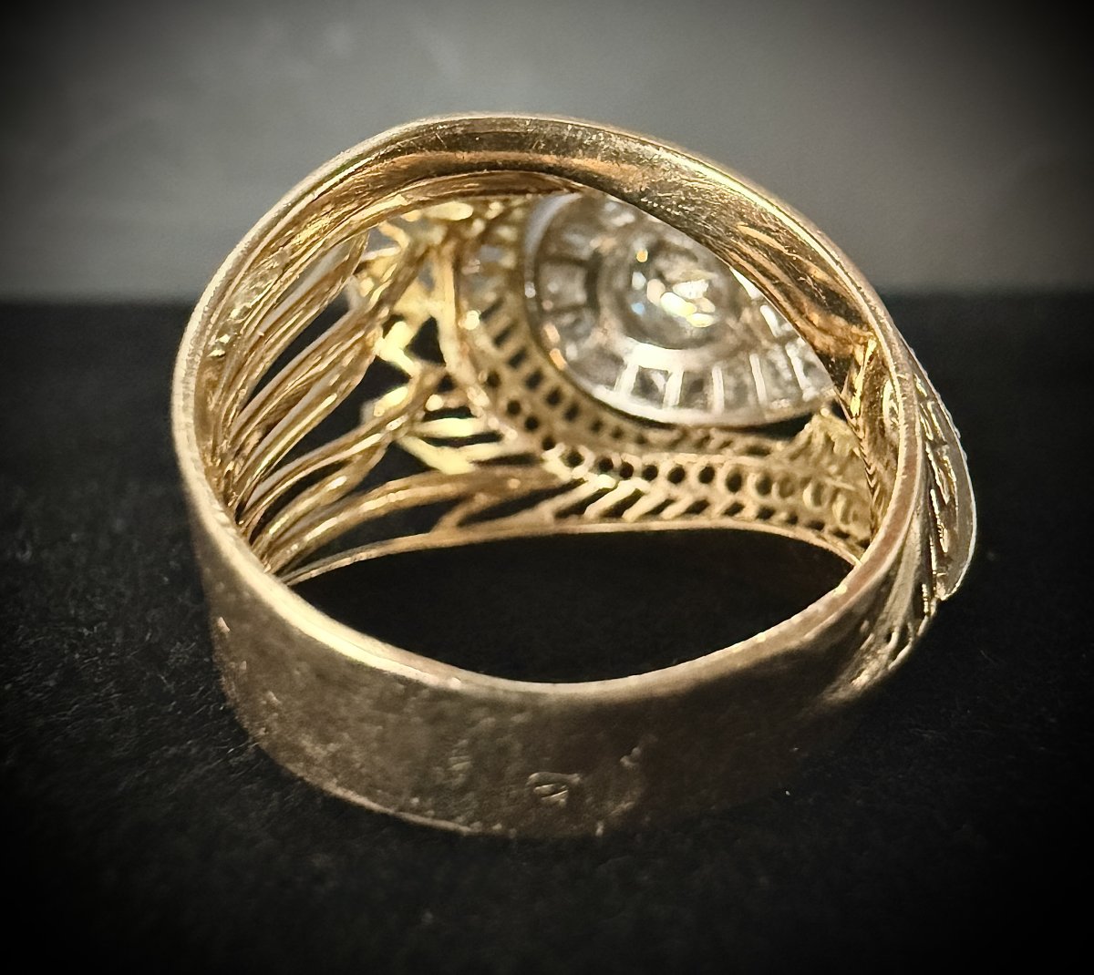 Stunning Vintage Ring Inspired By The 1950s, Crafted In 18k Yellow Gold And Platinum, Featuring A 0.70-carat Diamond And Roses-photo-3