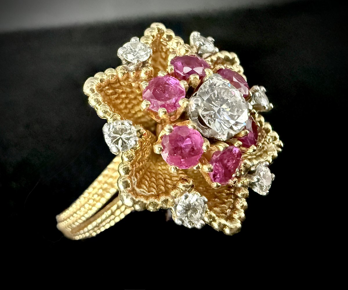 Bague fleur en or jaune 18k, diamant 0,32 ct et rubis naturels et diamants