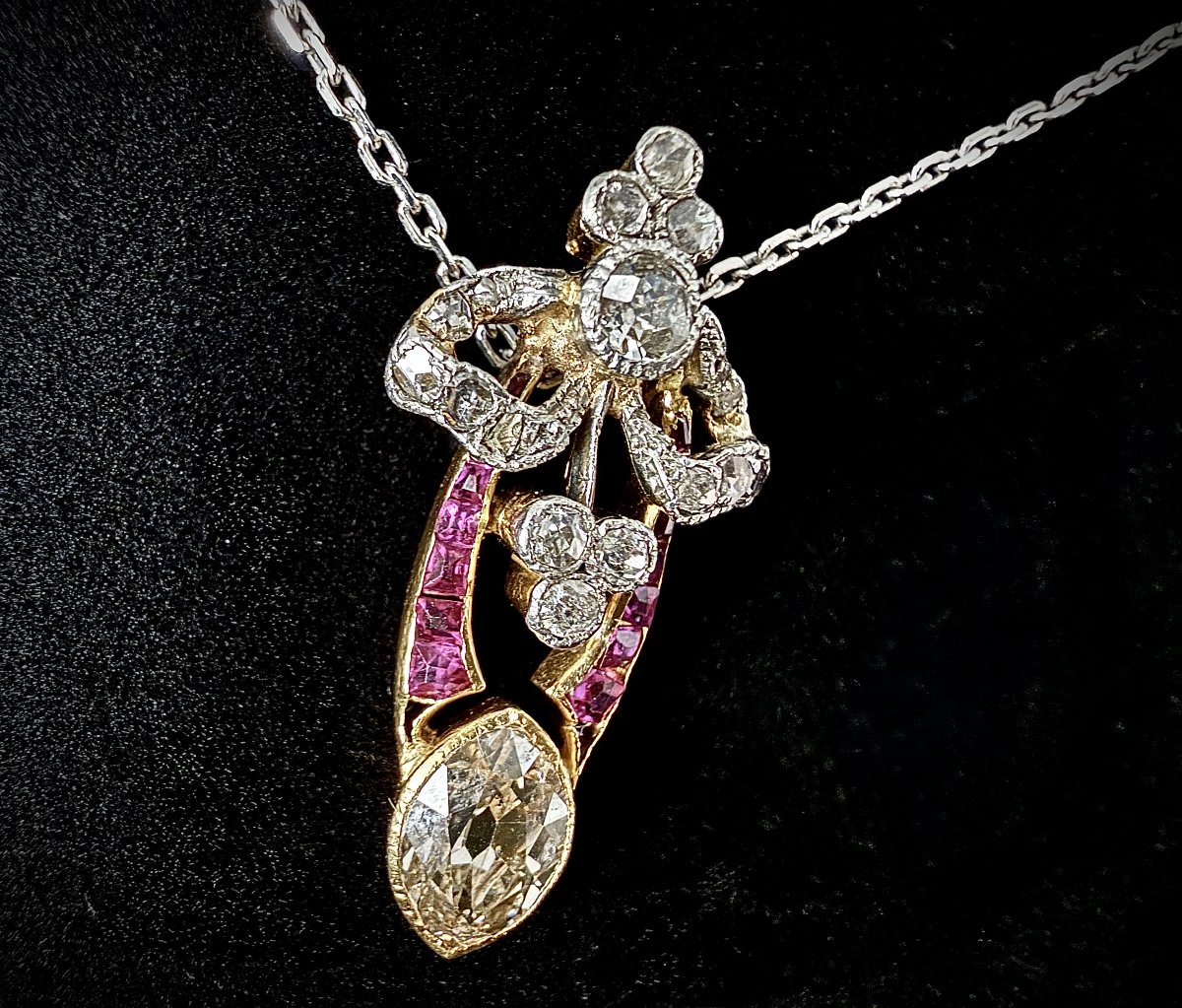 Pendentif Art Nouveau raffiné en or et argent serti d'un diamant marquise ancienne d'env 1 ct