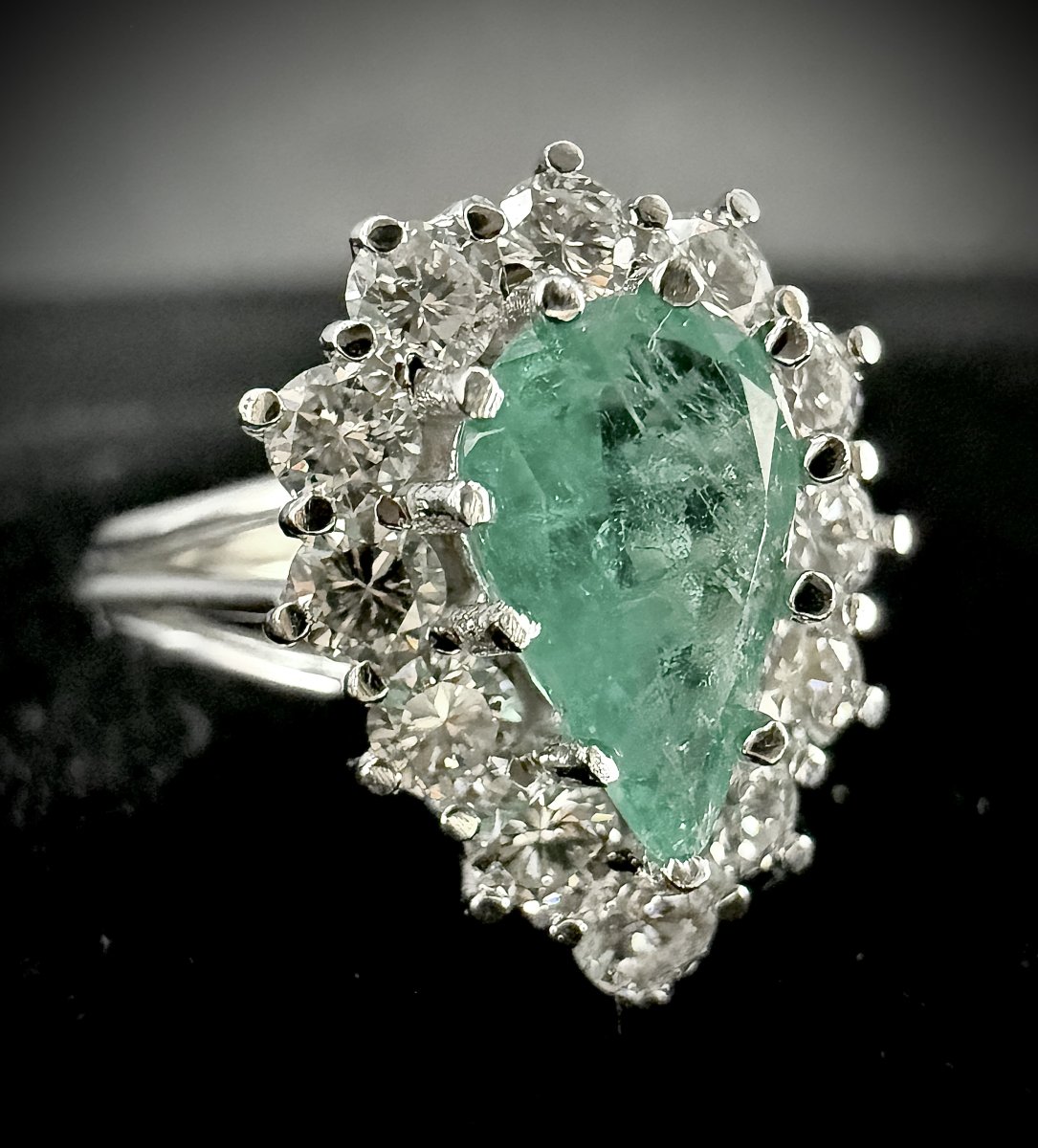 18k White Gold Ring With A 1.30 Ct Pear-shaped Emerald And 1 Ct Of Brilliant-cut Diamonds-photo-2