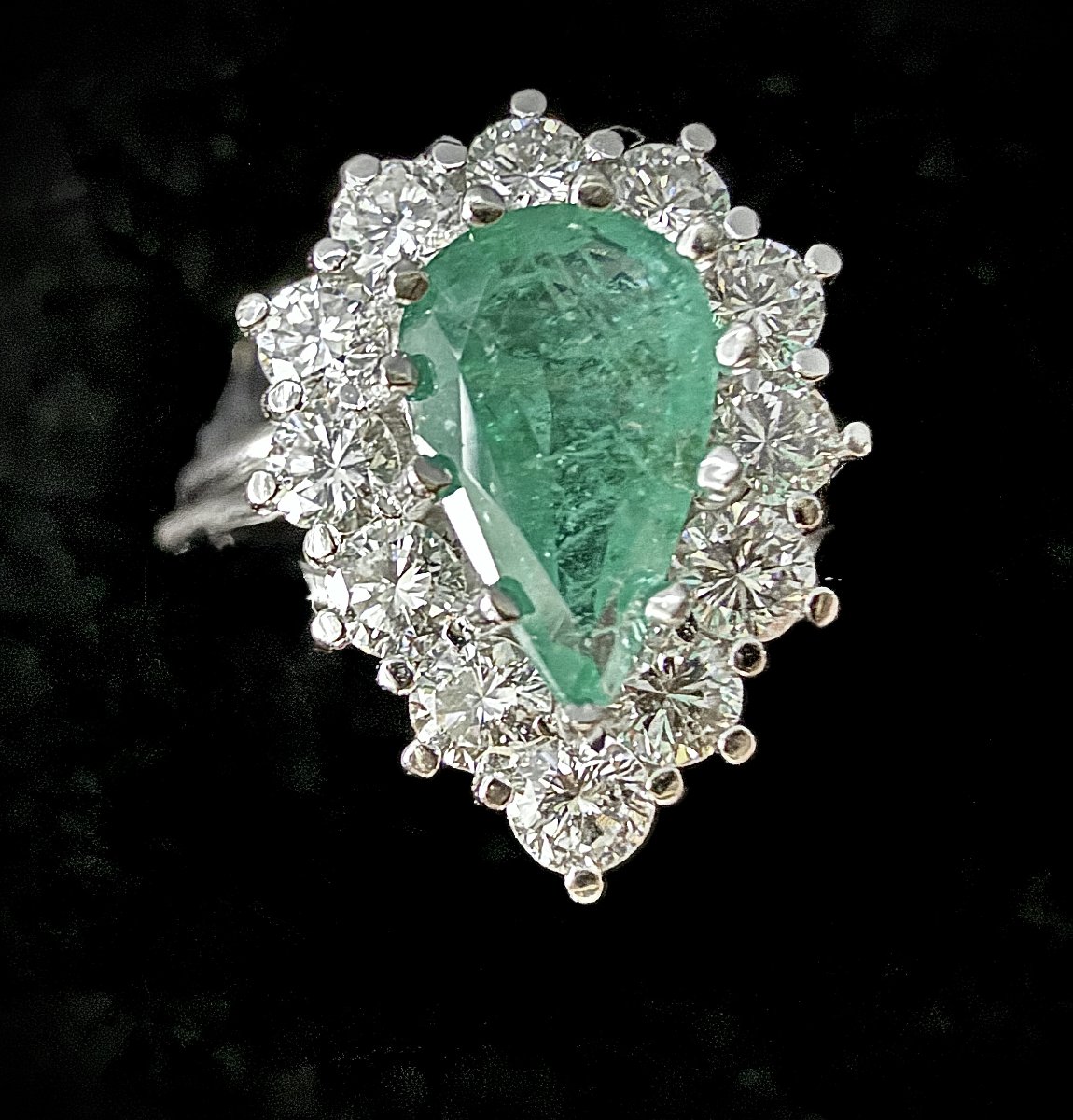 18k White Gold Ring With A 1.30 Ct Pear-shaped Emerald And 1 Ct Of Brilliant-cut Diamonds-photo-3