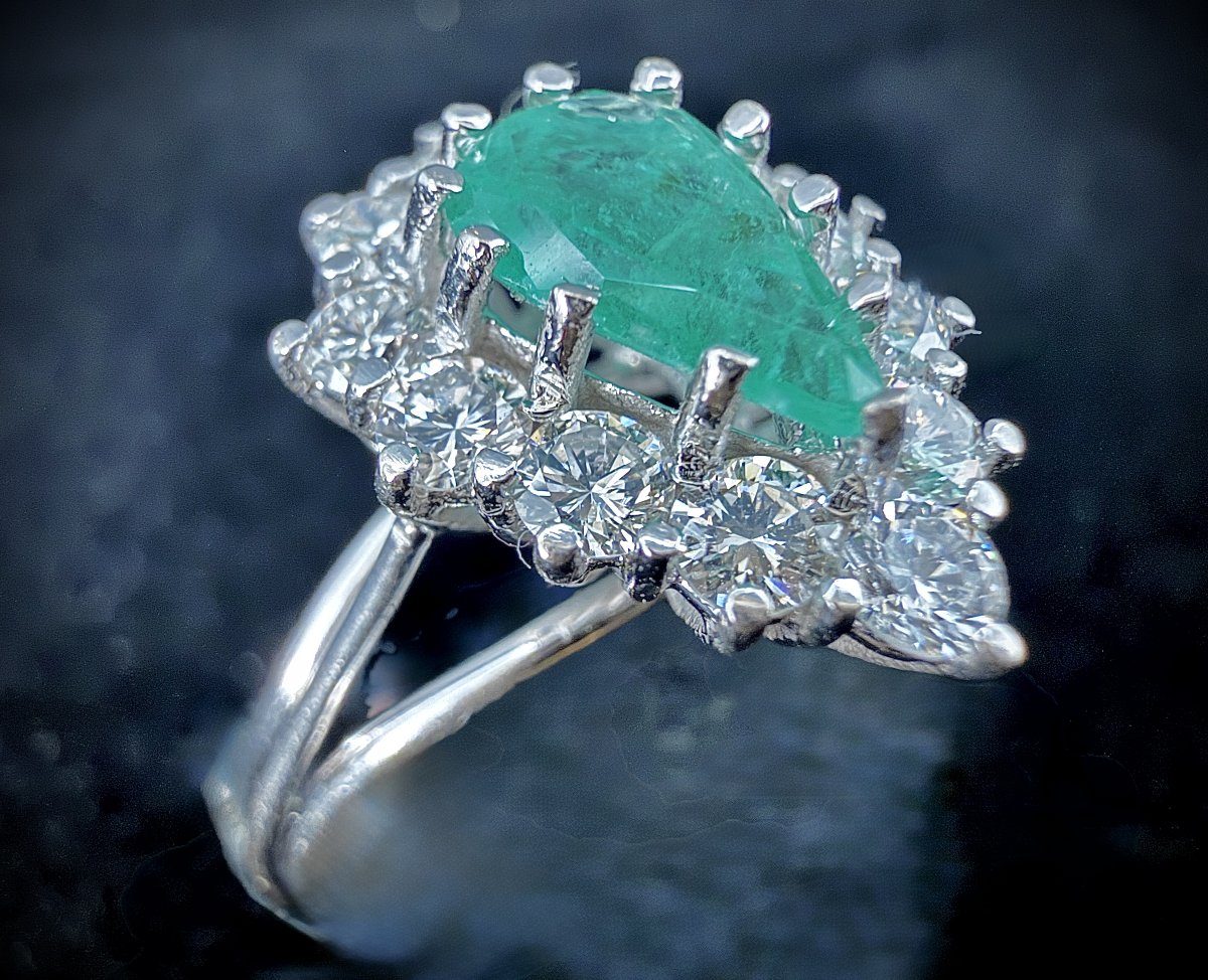 18k White Gold Ring With A 1.30 Ct Pear-shaped Emerald And 1 Ct Of Brilliant-cut Diamonds-photo-4