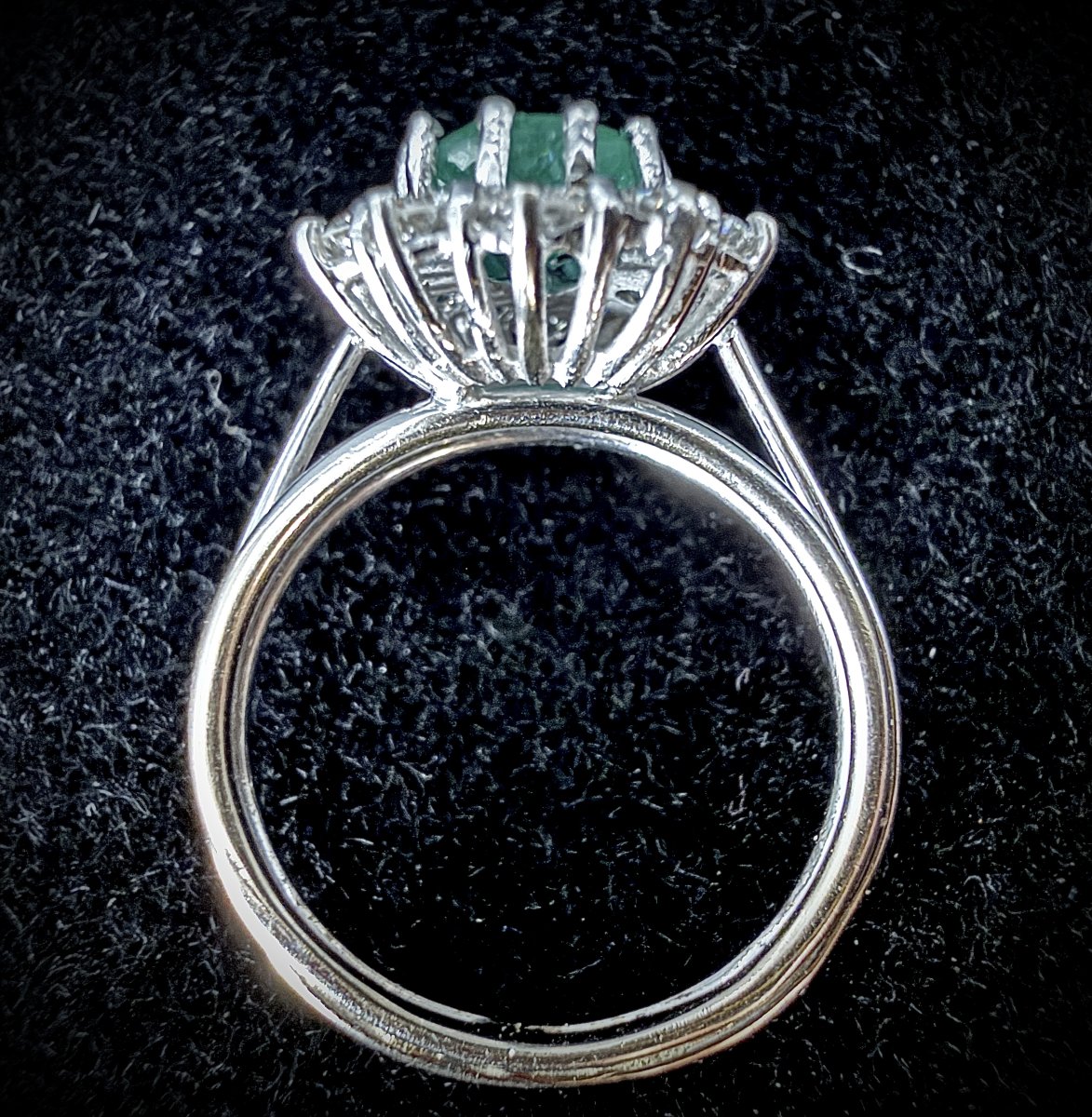 18k White Gold Ring With A 1.30 Ct Pear-shaped Emerald And 1 Ct Of Brilliant-cut Diamonds-photo-1