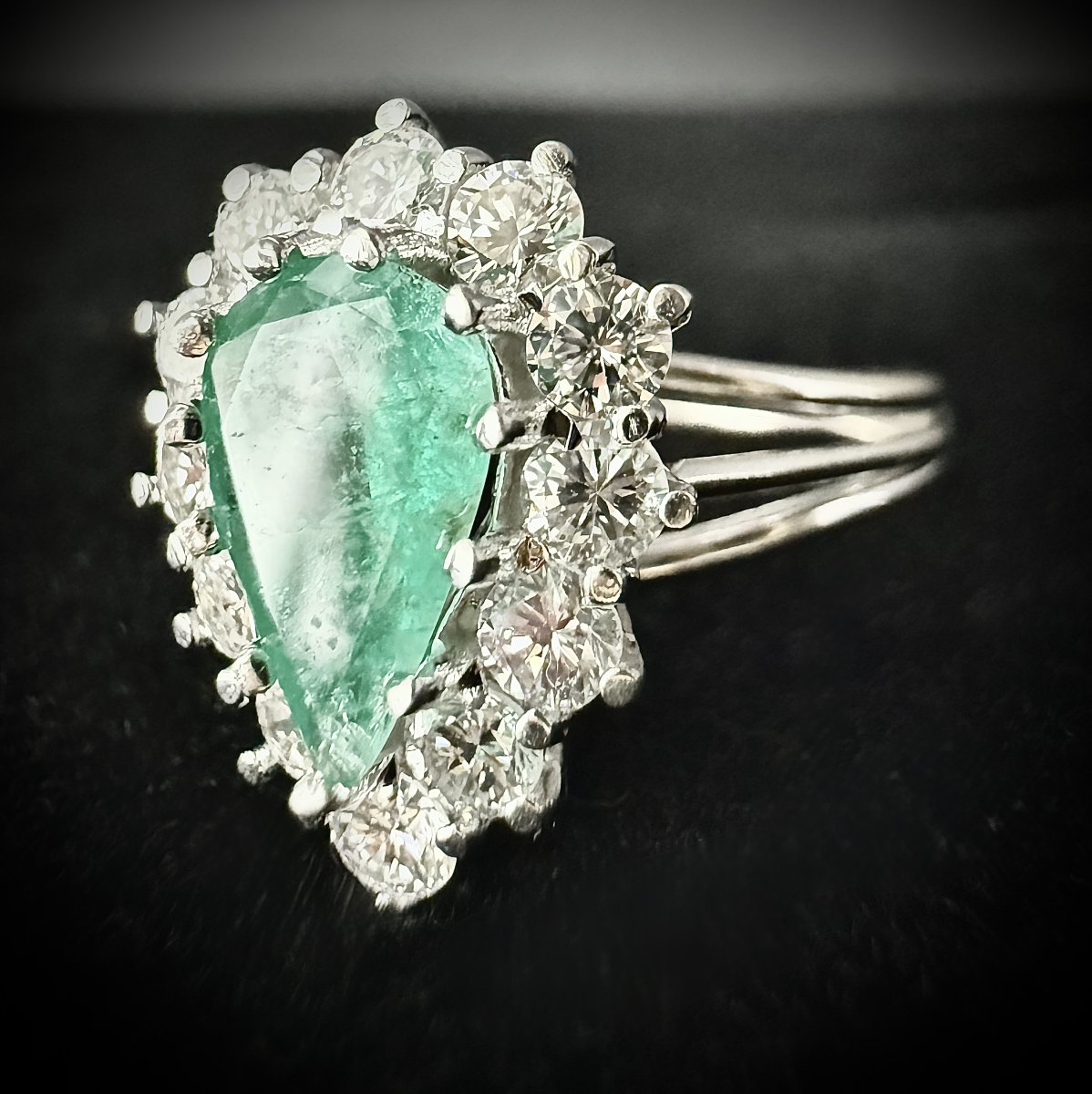 18k White Gold Ring With A 1.30 Ct Pear-shaped Emerald And 1 Ct Of Brilliant-cut Diamonds