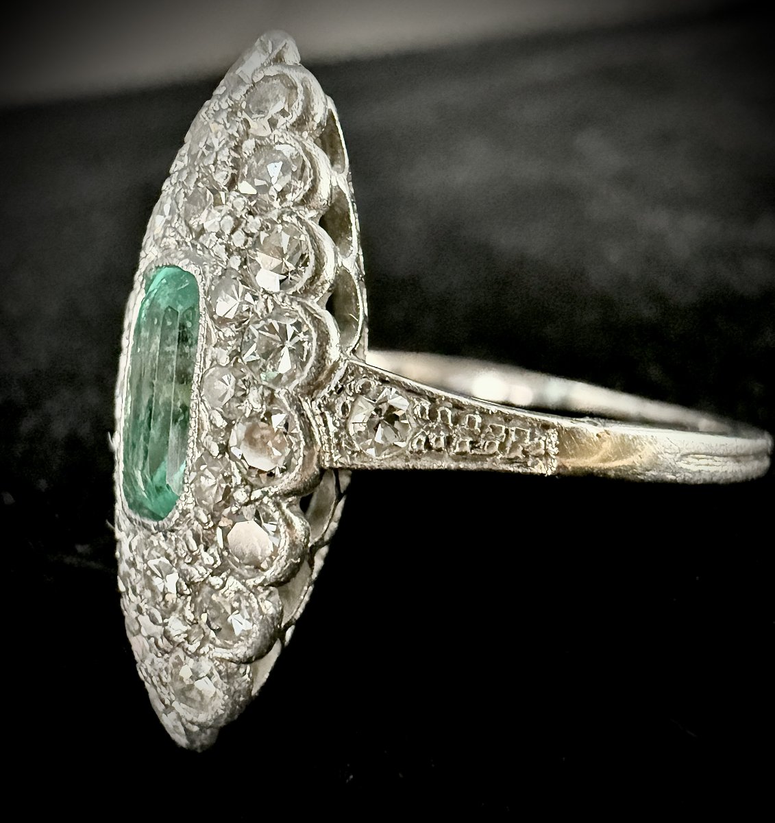 Bague Belle Epoque en platine, émeraude 1 carat et pavage diamants anciens 1,30 carats-photo-1