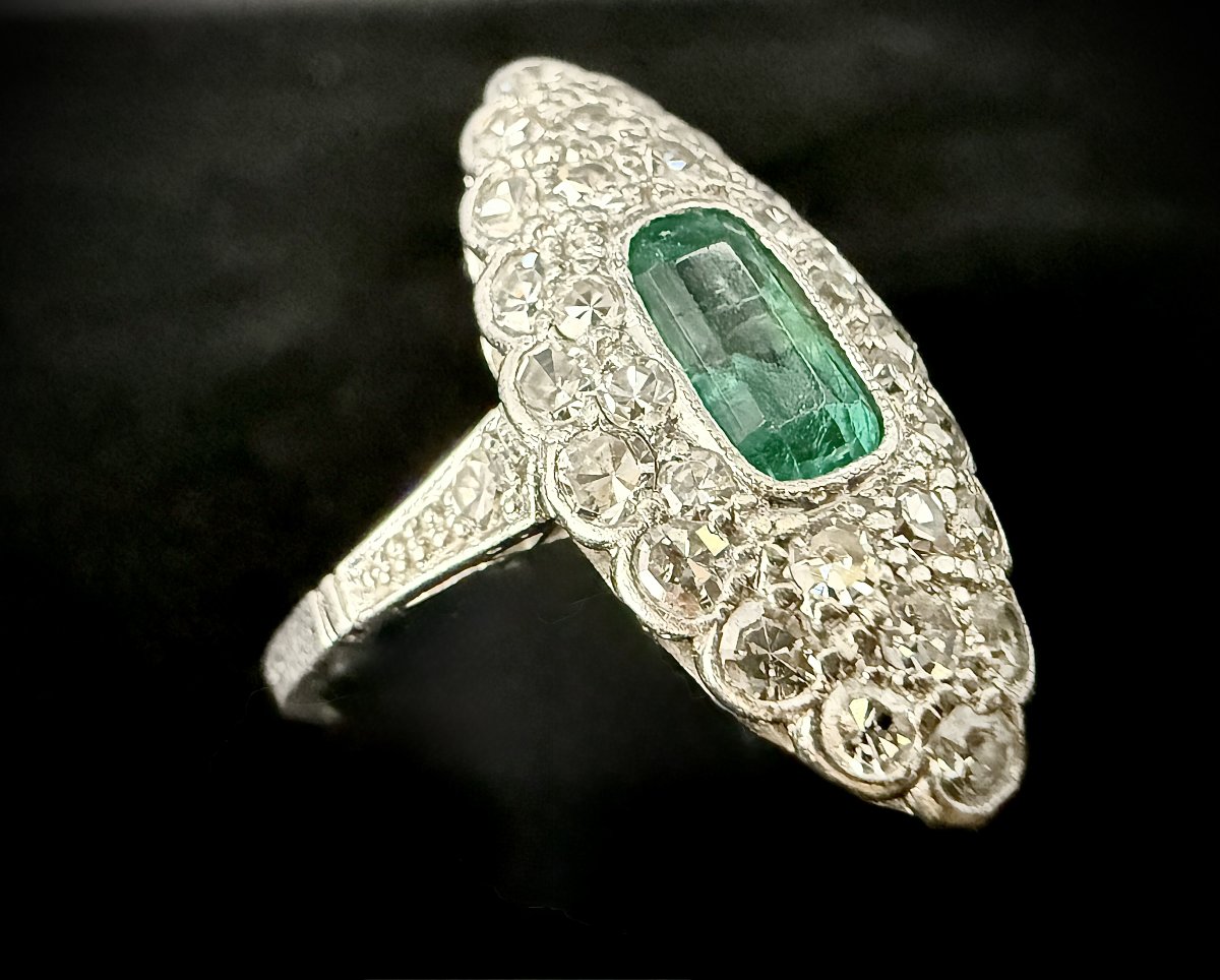 Bague Belle Epoque en platine, émeraude 1 carat et pavage diamants anciens 1,30 carats