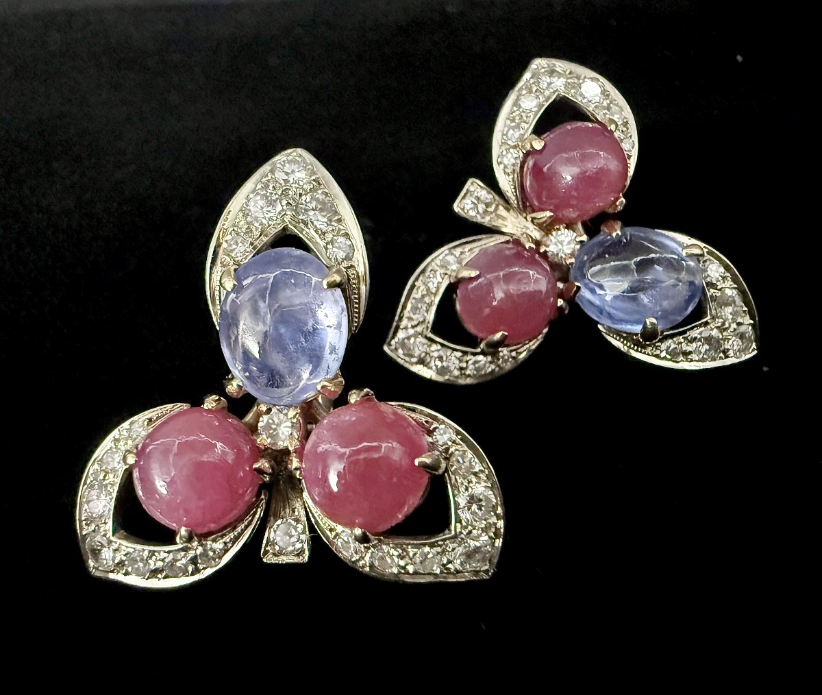 Paire de boucles transformables en or 18k, 6 ct rubis et 3,5ct saphirs cabochons et diamants-photo-2