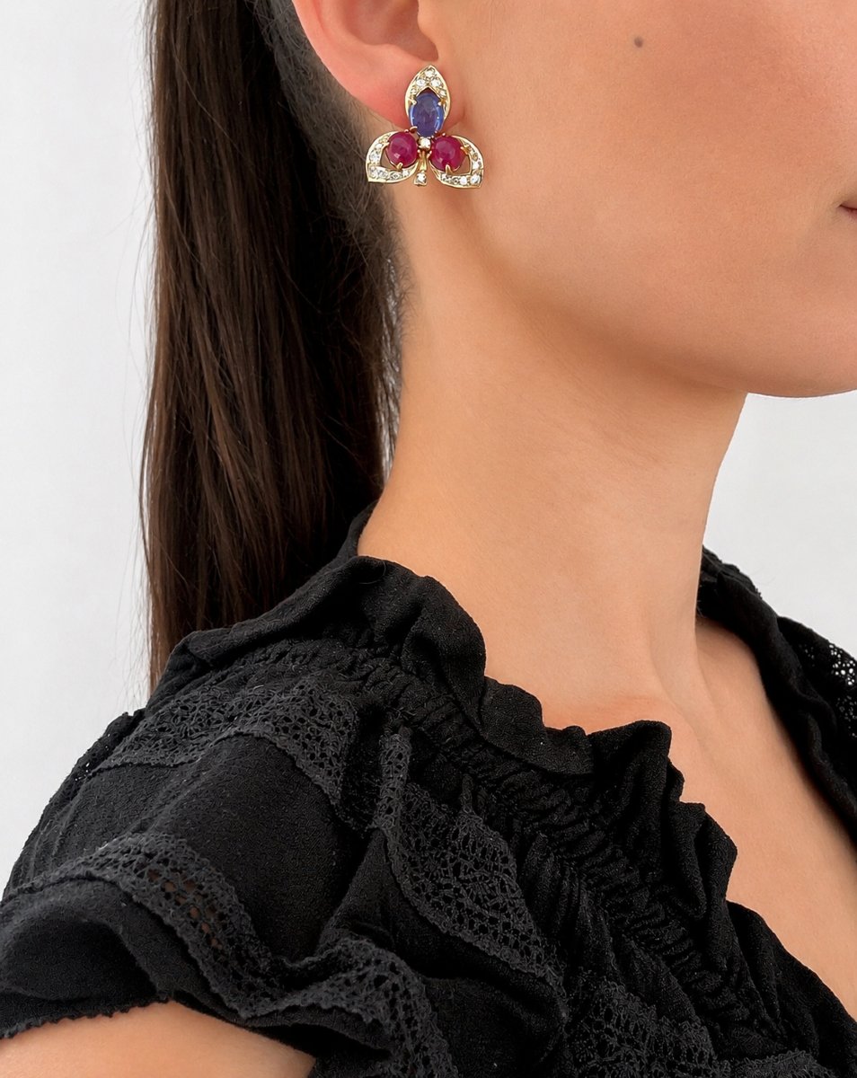 Paire de boucles transformables en or 18k, 6 ct rubis et 3,5ct saphirs cabochons et diamants