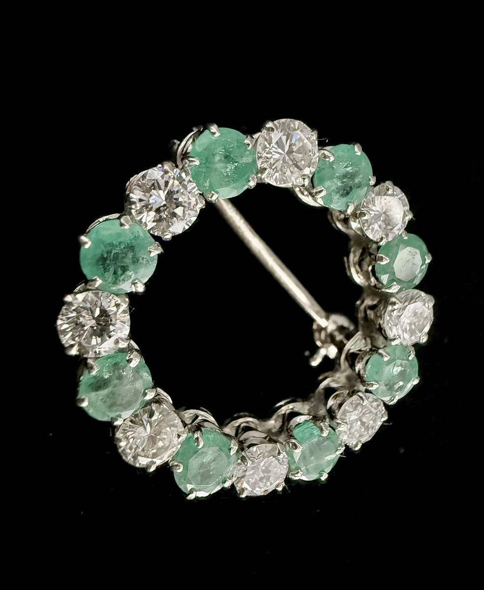 Broche cercle or blanc 14K, 1,70 carats diamants et 8 émeraudes naturelles, vers 1970-photo-2
