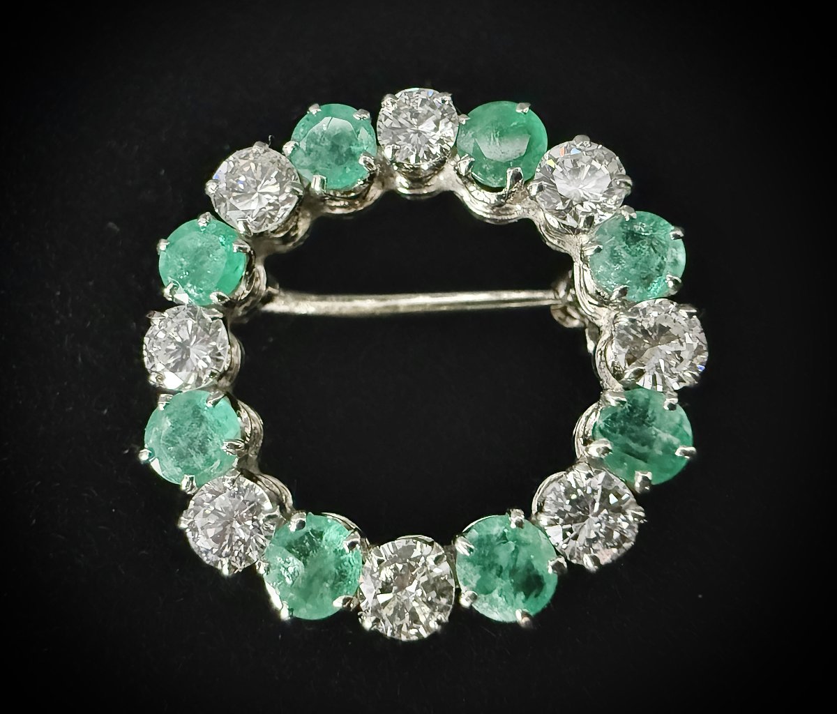 Broche cercle or blanc 14K, 1,70 carats diamants et 8 émeraudes naturelles, vers 1970-photo-3