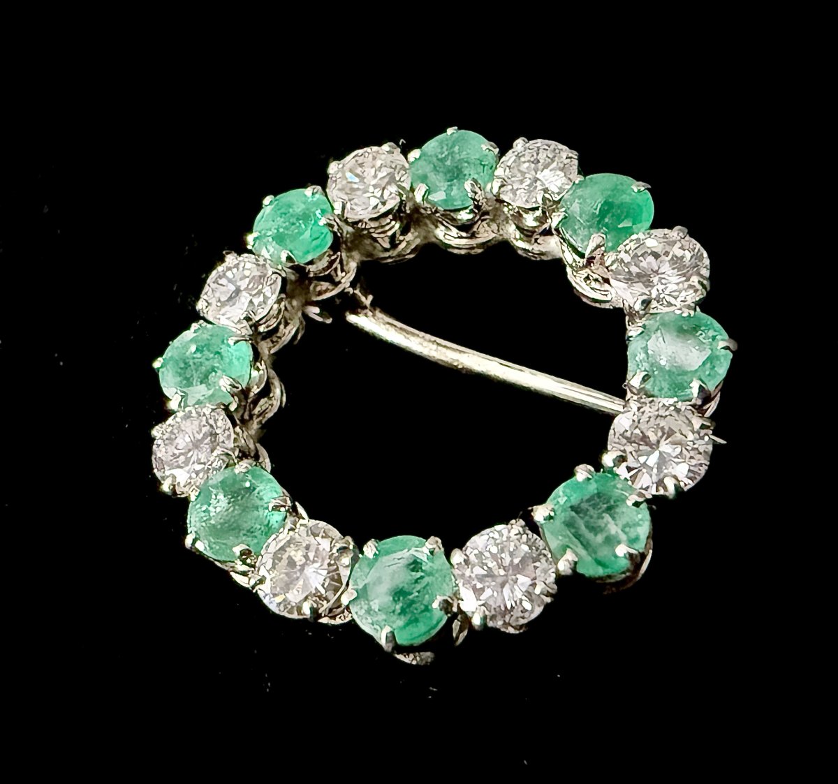 Broche cercle or blanc 14K, 1,70 carats diamants et 8 émeraudes naturelles, vers 1970-photo-4
