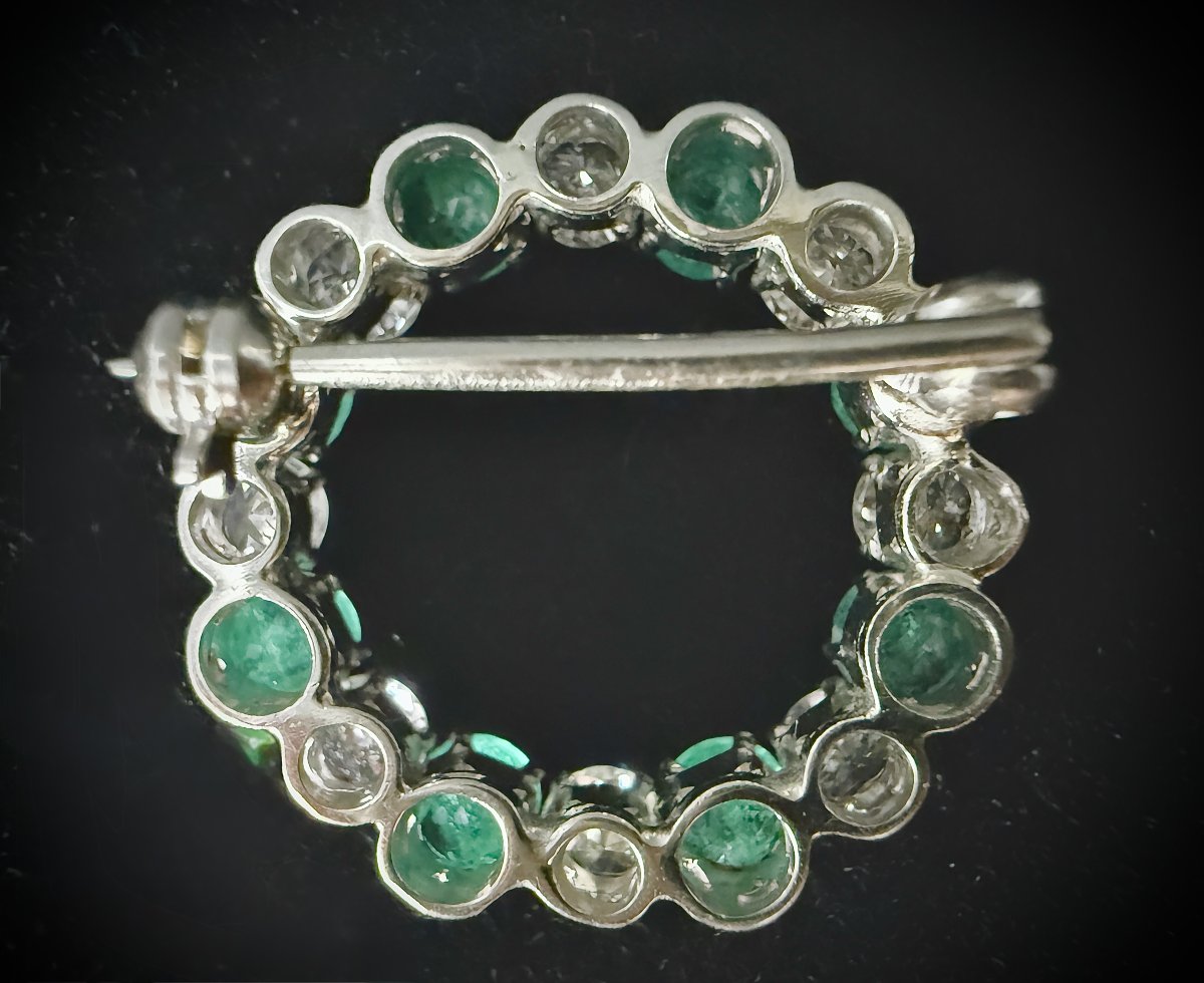 Broche cercle or blanc 14K, 1,70 carats diamants et 8 émeraudes naturelles, vers 1970-photo-1