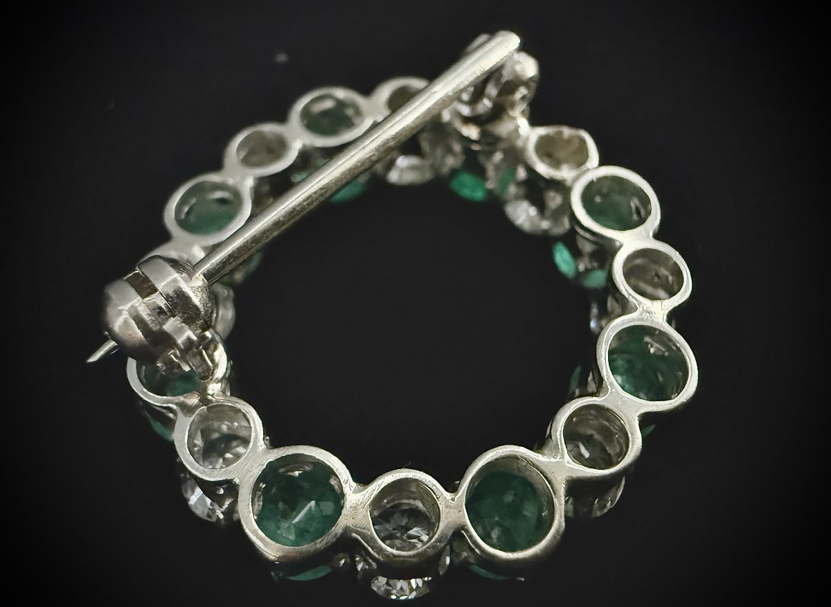 Broche cercle or blanc 14K, 1,70 carats diamants et 8 émeraudes naturelles, vers 1970-photo-2