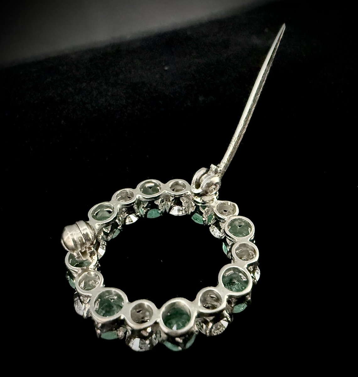 Broche cercle or blanc 14K, 1,70 carats diamants et 8 émeraudes naturelles, vers 1970-photo-3