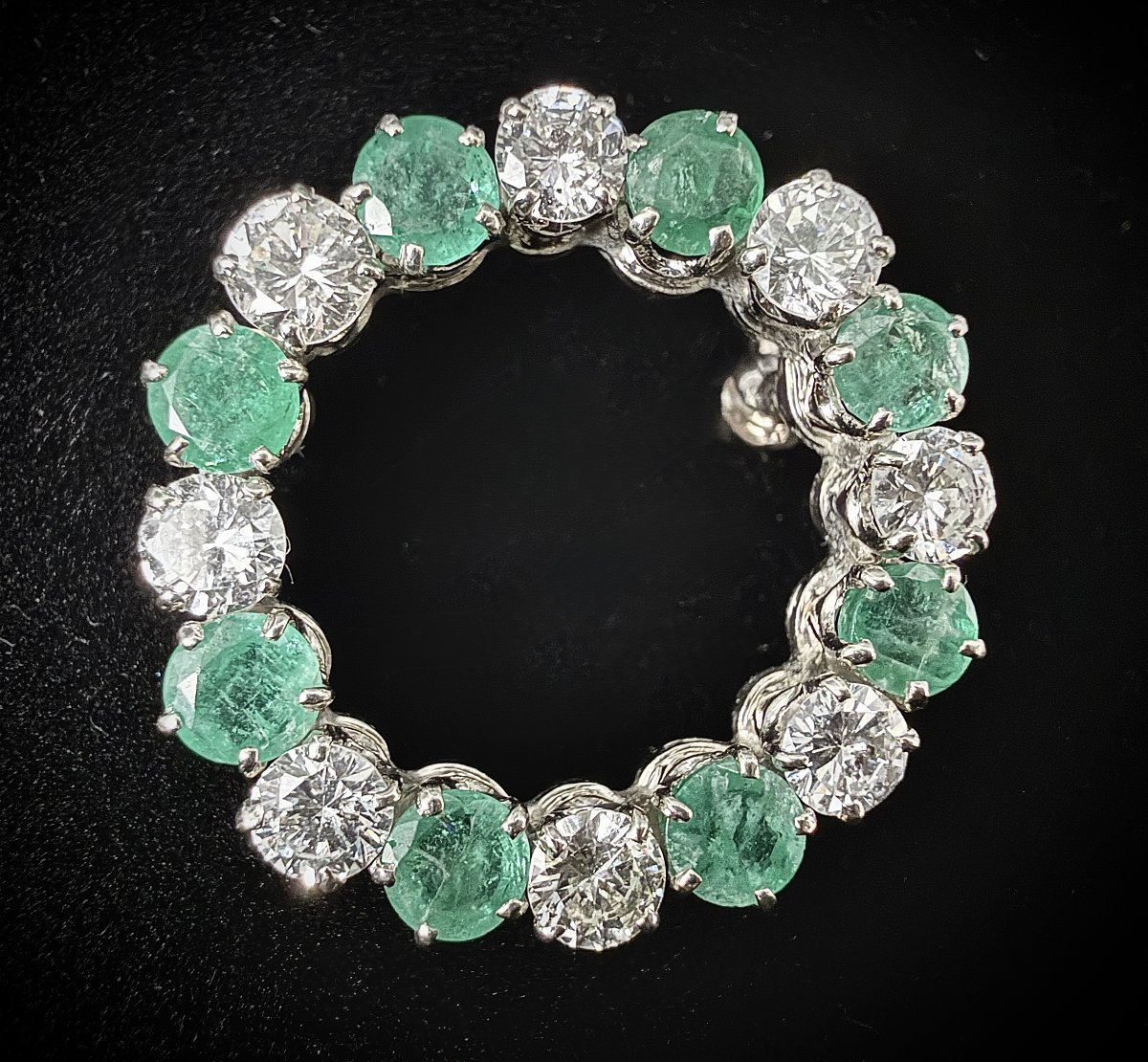 Broche cercle or blanc 14K, 1,70 carats diamants et 8 émeraudes naturelles, vers 1970