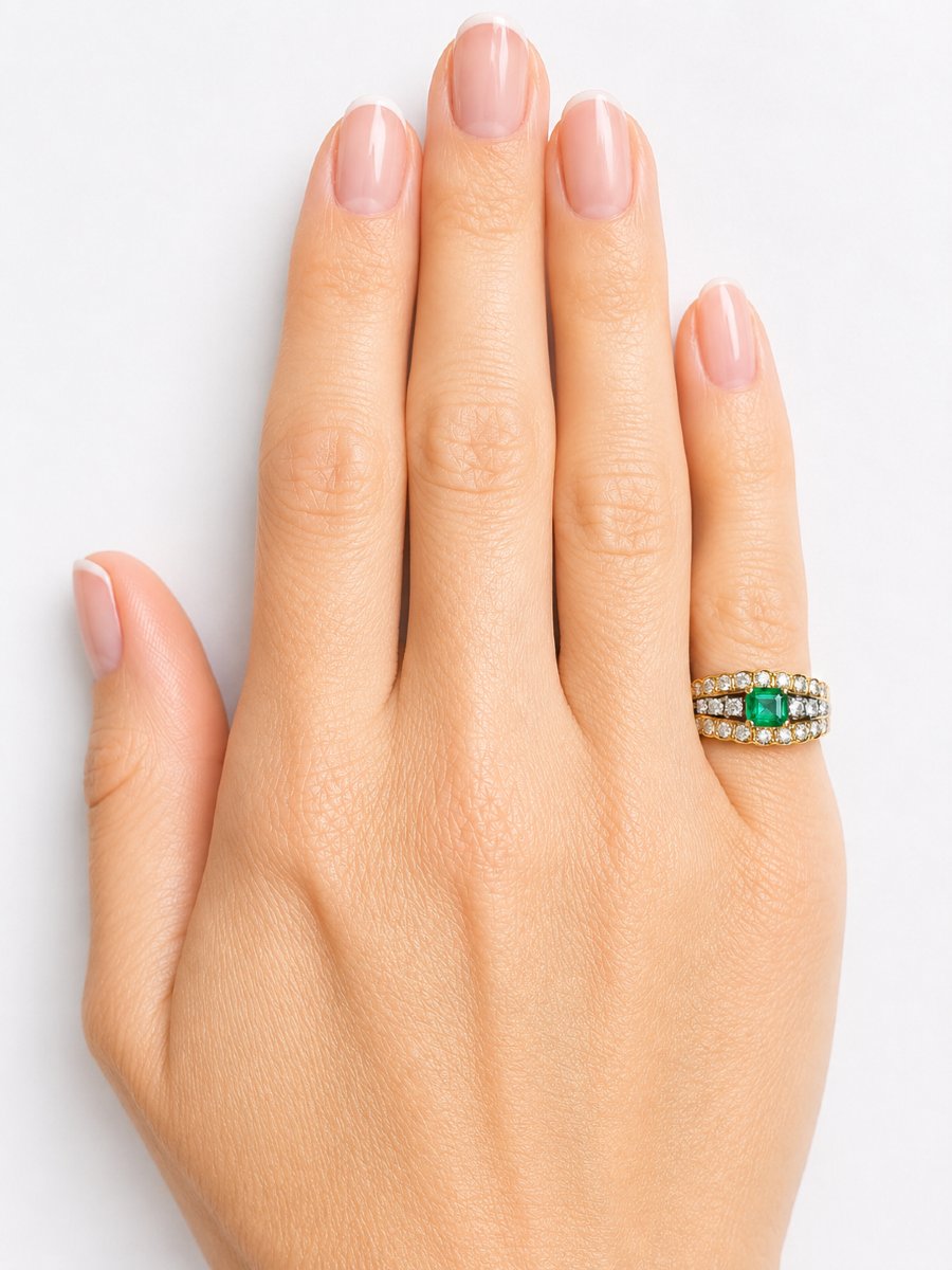 Bague or jaune et blanc 18K, émeraude naturelle estimée à 0,50 carat et 3 rangs de diamants -photo-2