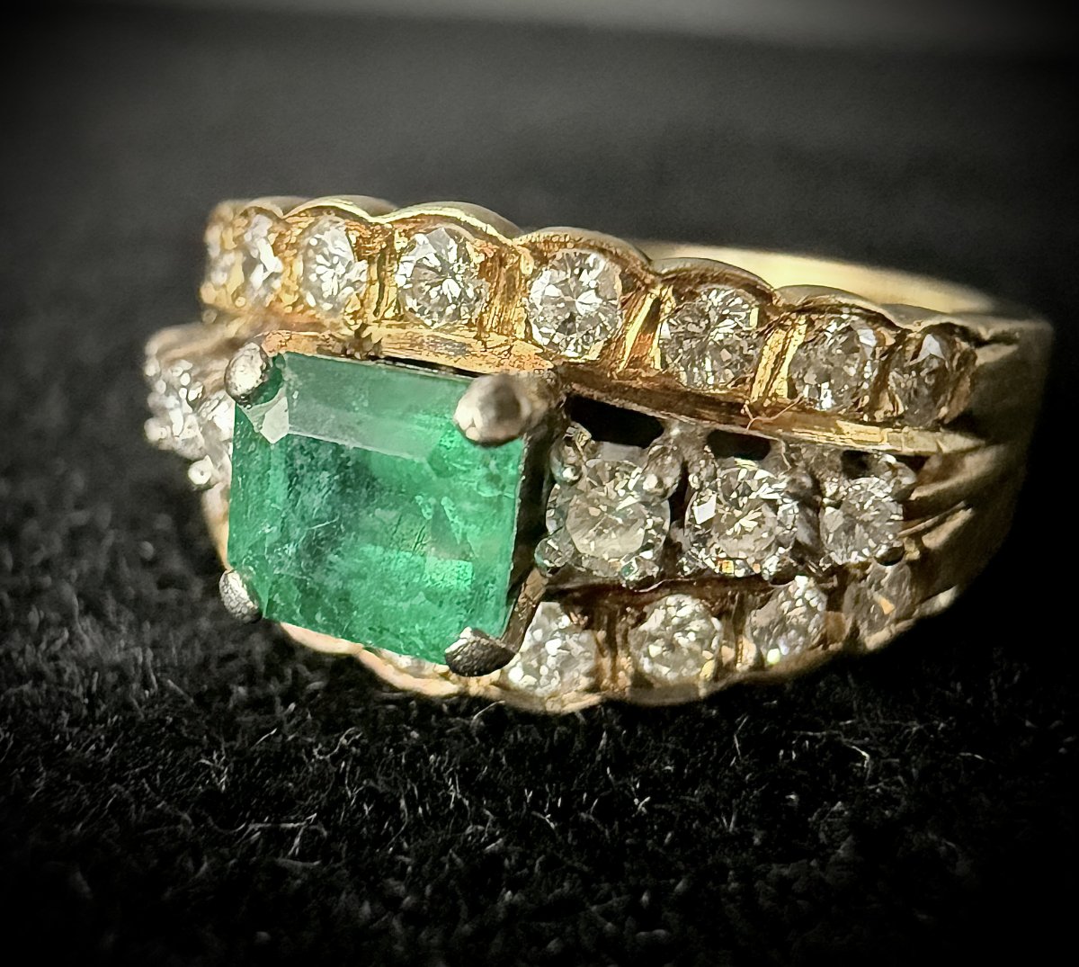 Bague or jaune et blanc 18K, émeraude naturelle estimée à 0,50 carat et 3 rangs de diamants -photo-3