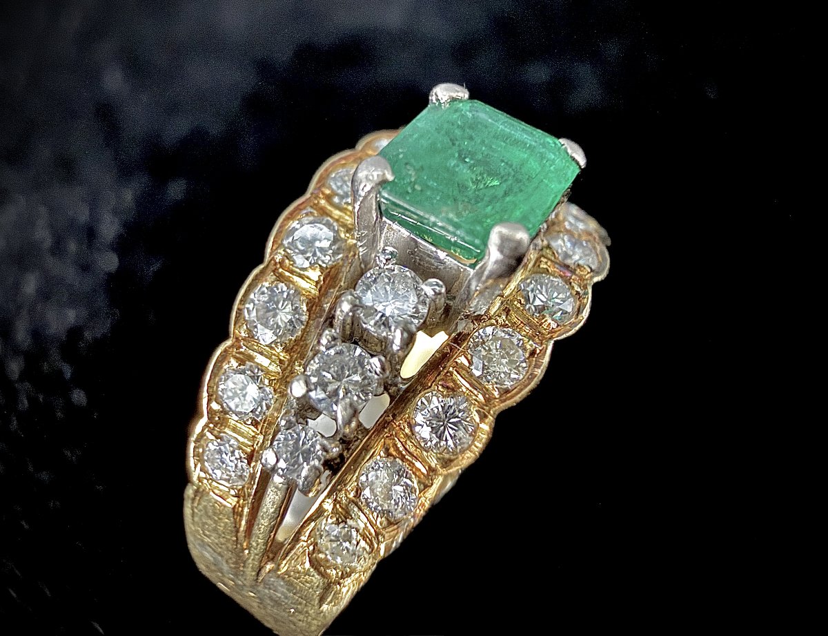 Bague or jaune et blanc 18K, émeraude naturelle estimée à 0,50 carat et 3 rangs de diamants -photo-4