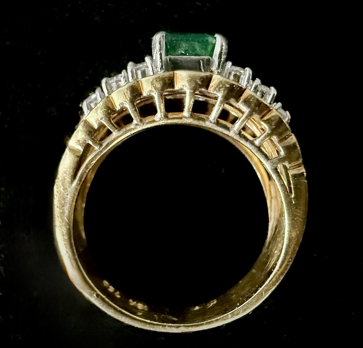 Bague or jaune et blanc 18K, émeraude naturelle estimée à 0,50 carat et 3 rangs de diamants -photo-2