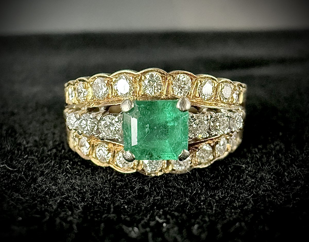 Bague or jaune et blanc 18K, émeraude naturelle estimée à 0,50 carat et 3 rangs de diamants -photo-3