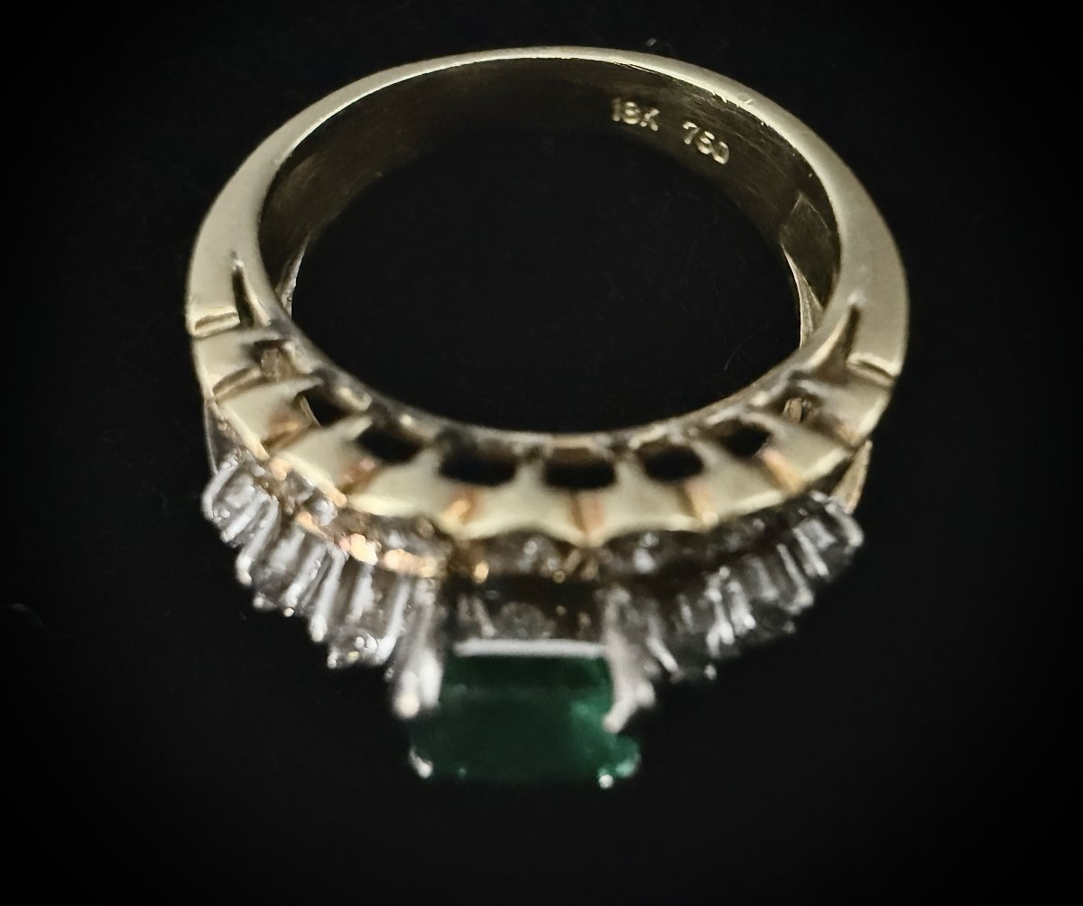Bague or jaune et blanc 18K, émeraude naturelle estimée à 0,50 carat et 3 rangs de diamants -photo-4
