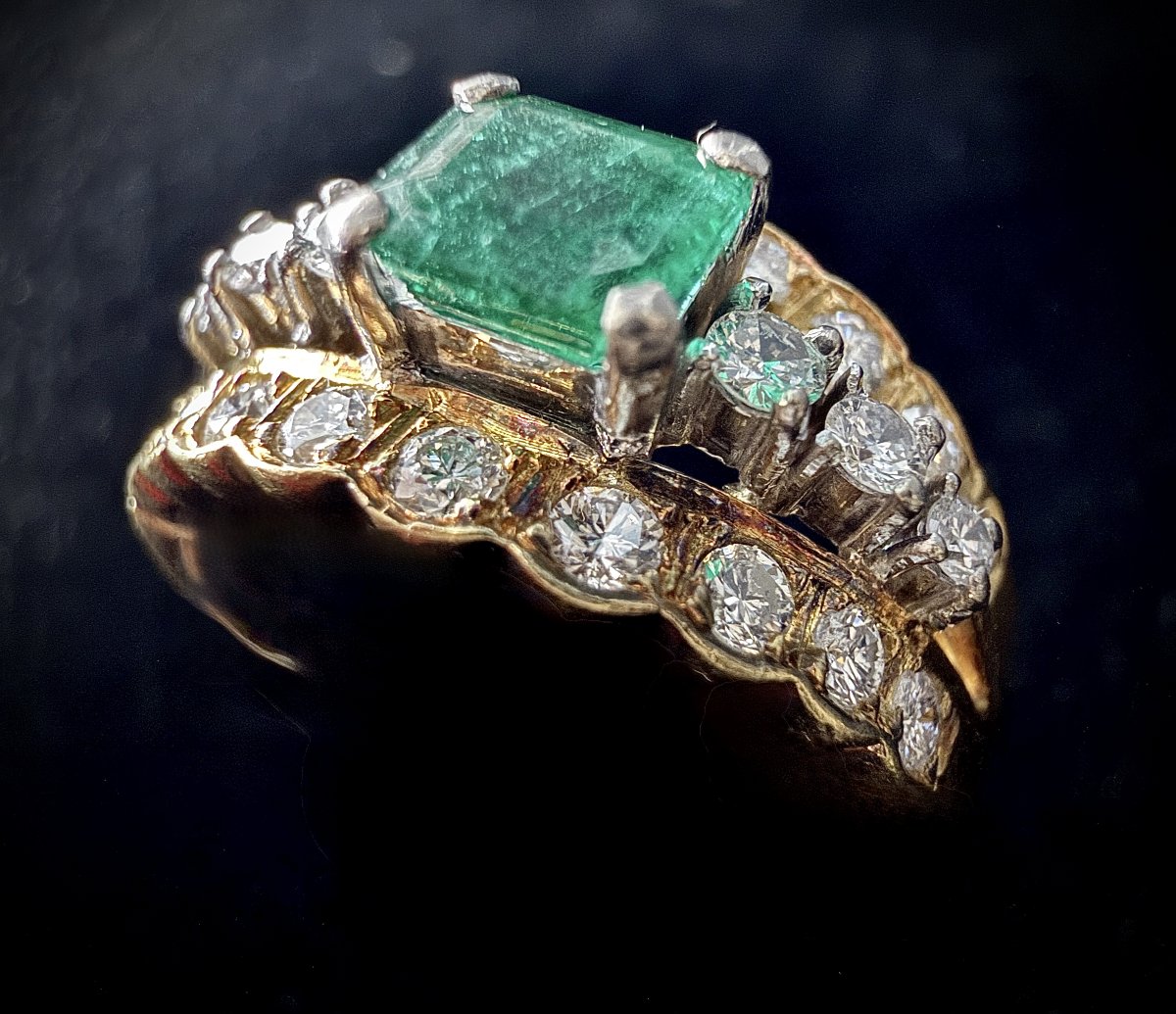 Bague or jaune et blanc 18K, émeraude naturelle estimée à 0,50 carat et 3 rangs de diamants 