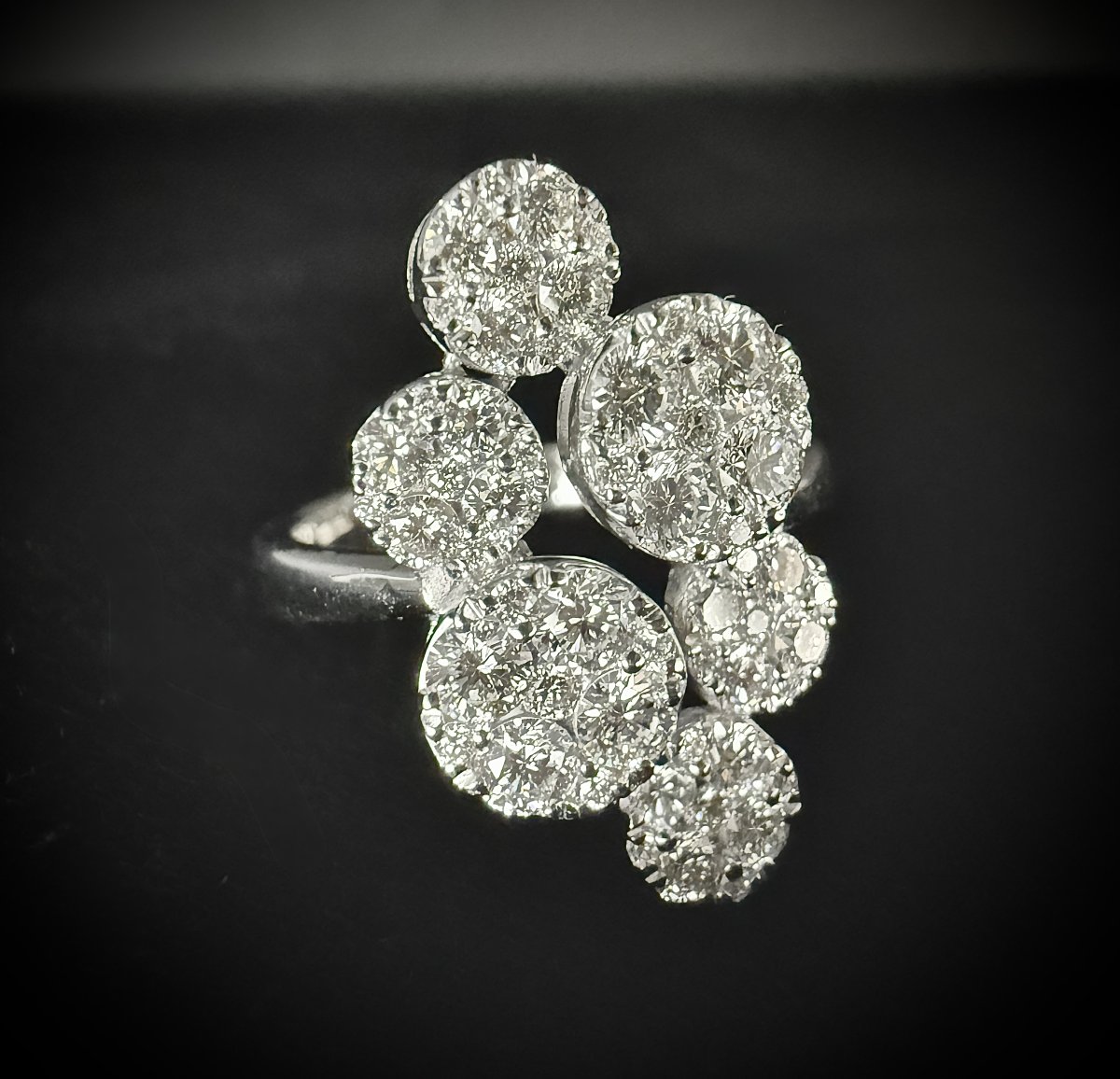 Bague pavée de 54 diamants en taille brillant, env. 1,55 carats et or blanc 18 carats-photo-2