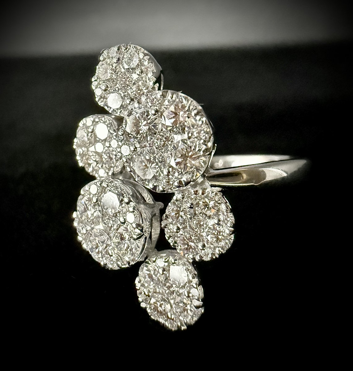 Bague pavée de 54 diamants en taille brillant, env. 1,55 carats et or blanc 18 carats-photo-3