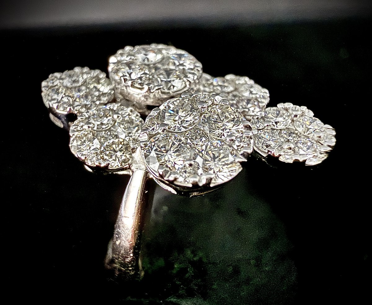 Bague pavée de 54 diamants en taille brillant, env. 1,55 carats et or blanc 18 carats